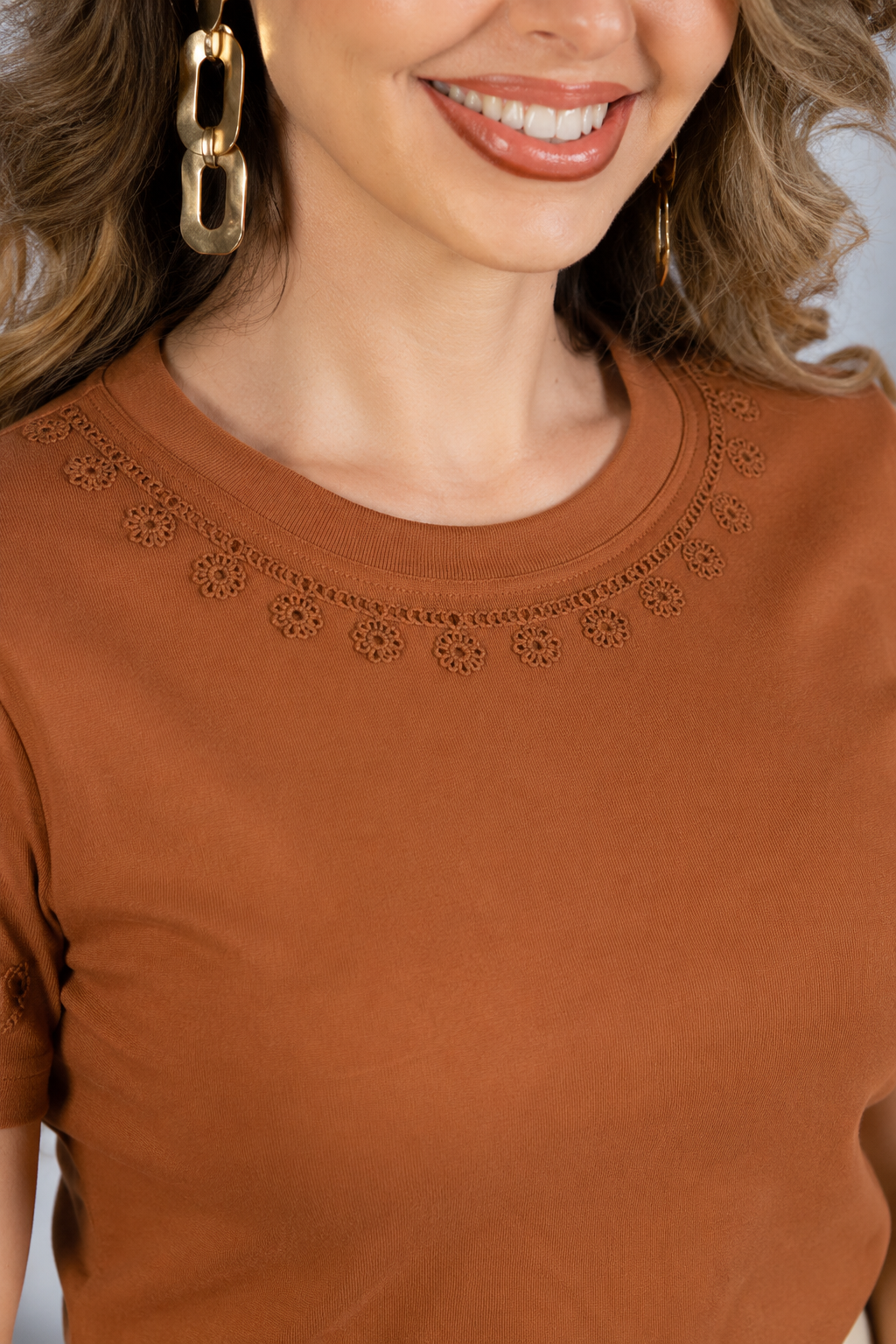Blusa Confortável em Cotton Lycra com Manga Vazada Paula Marrom - costas