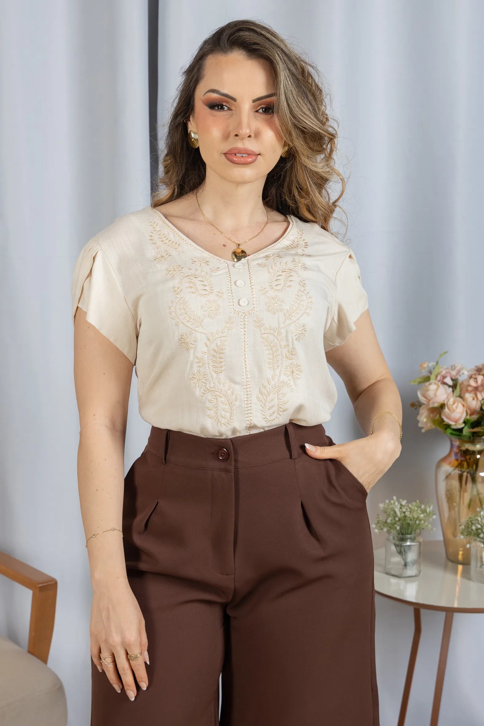 Blusa Manga Curta Transpassada Bordada Milena Creme - adicional 5