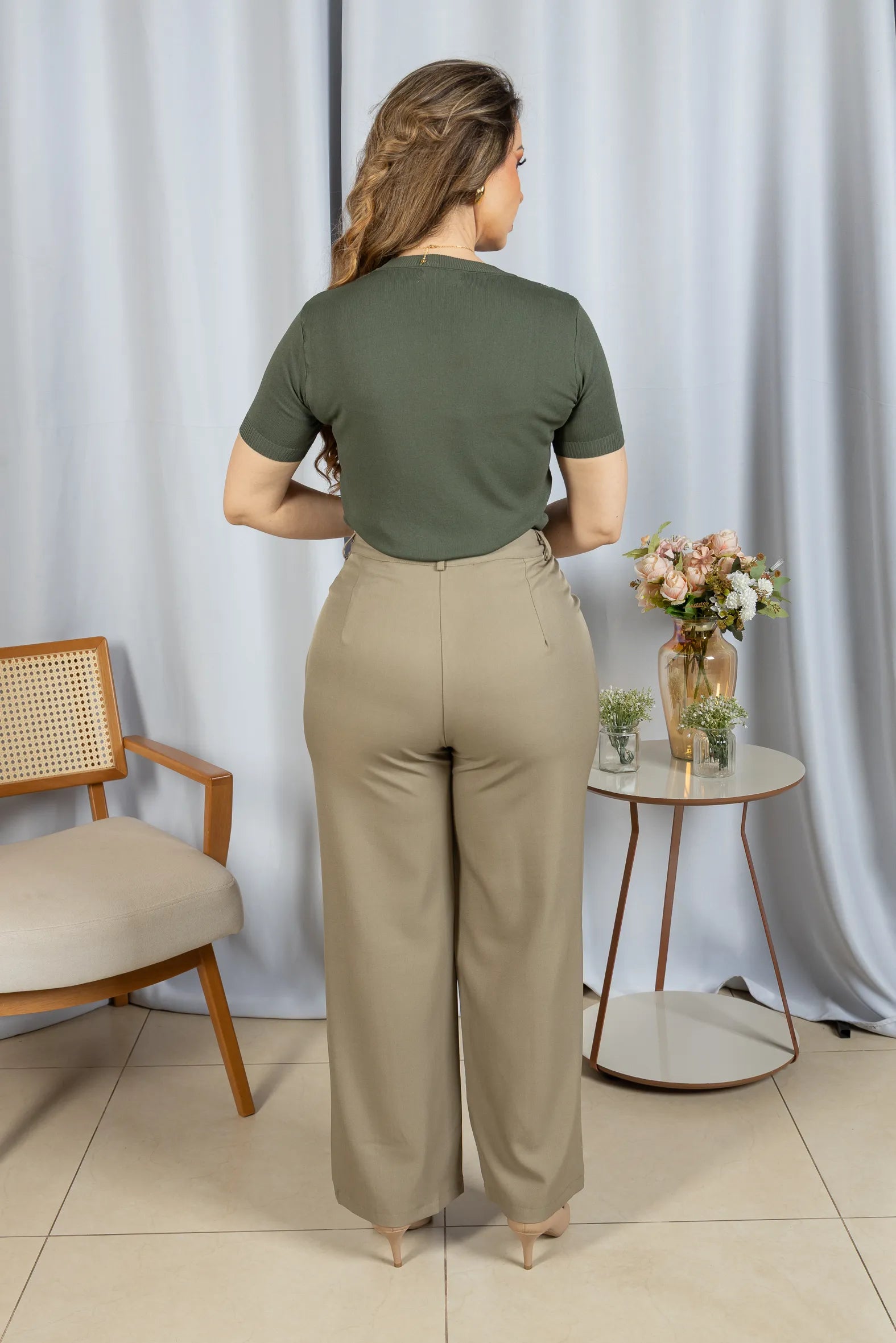Calça Alfaiataria Corte Reto Friso Joyce Bege - costas