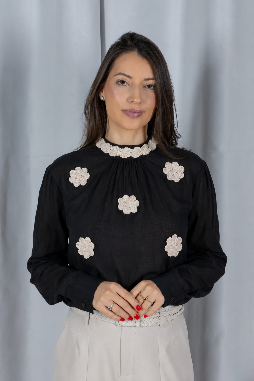Blusa Manga Longa Visco-Linho com Bordado Floral Sonia Preta
