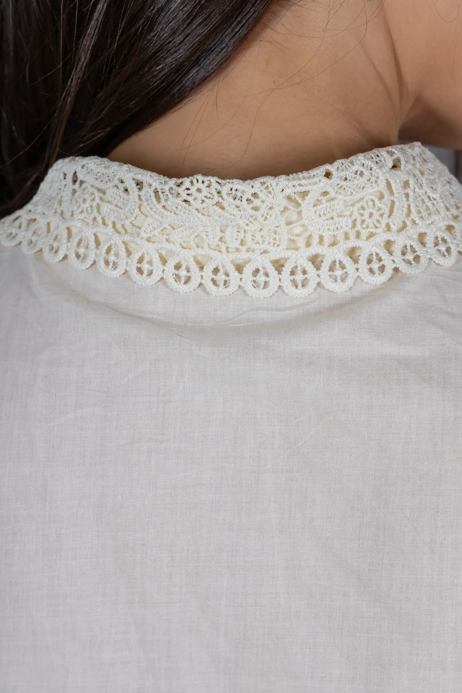 Camisa em Laise com Detalhes em Renda Marina Creme