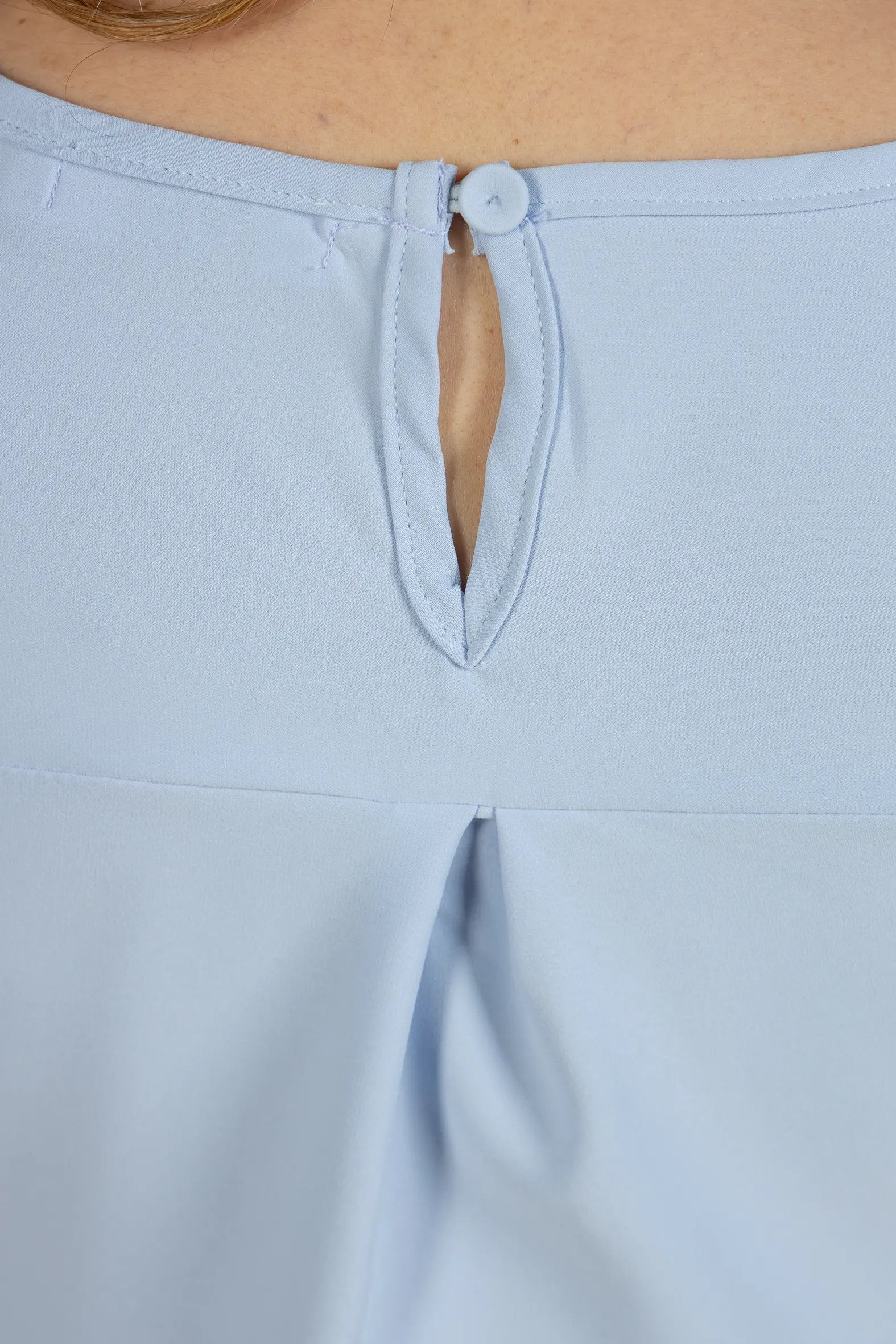 Blusa Manga Curta Detalhe Manga Em Renda Bárbara Azul - costas