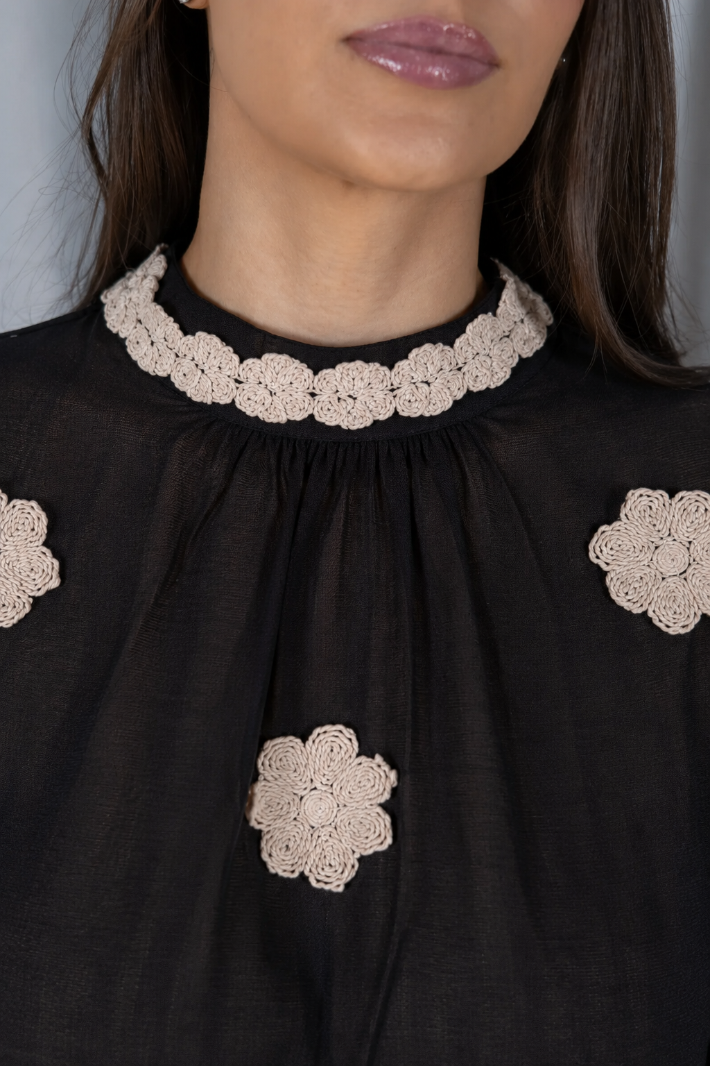 Blusa Manga Longa Visco-Linho com Bordado Floral Sonia Preta