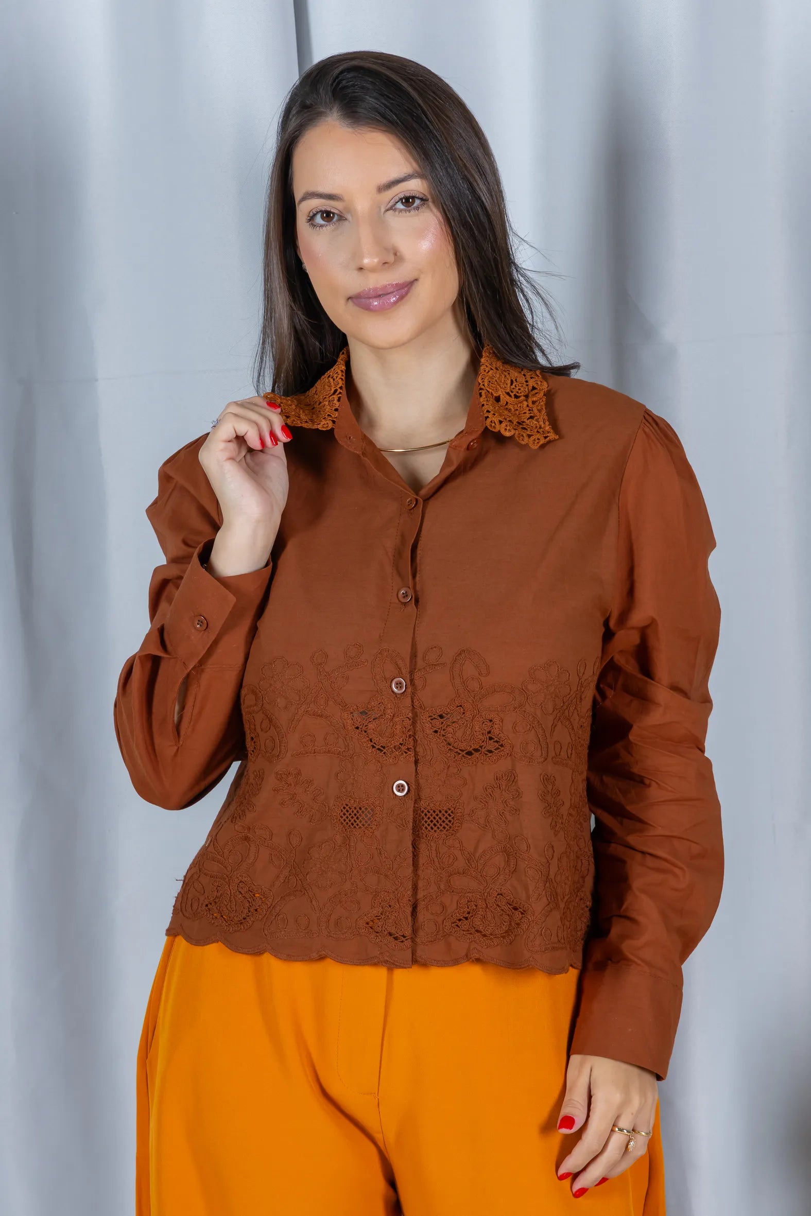 Camisa em Laise com Detalhes em Renda Marina Marrom