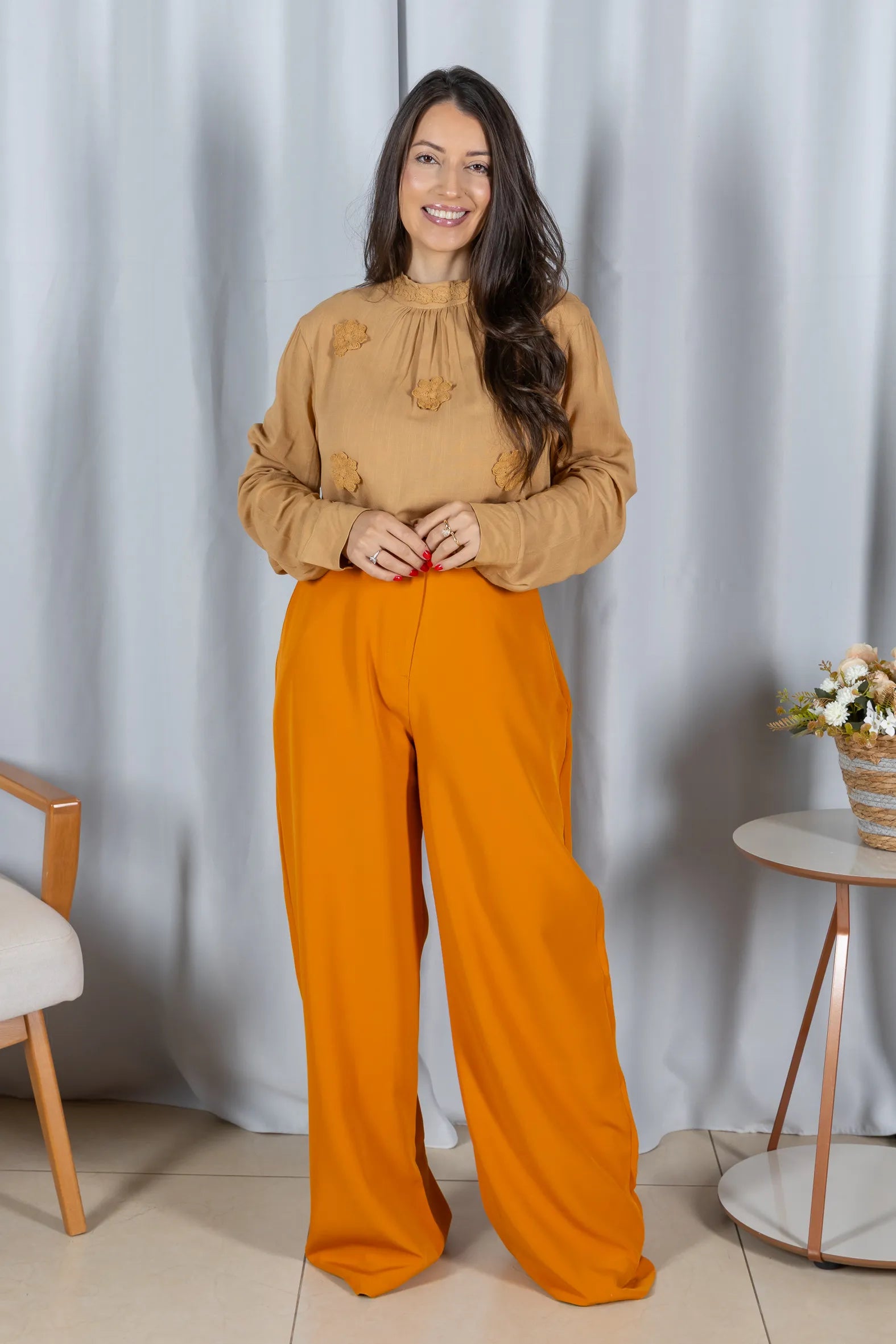 Blusa Manga Longa Visco-Linho com Bordado Floral Sonia Bege