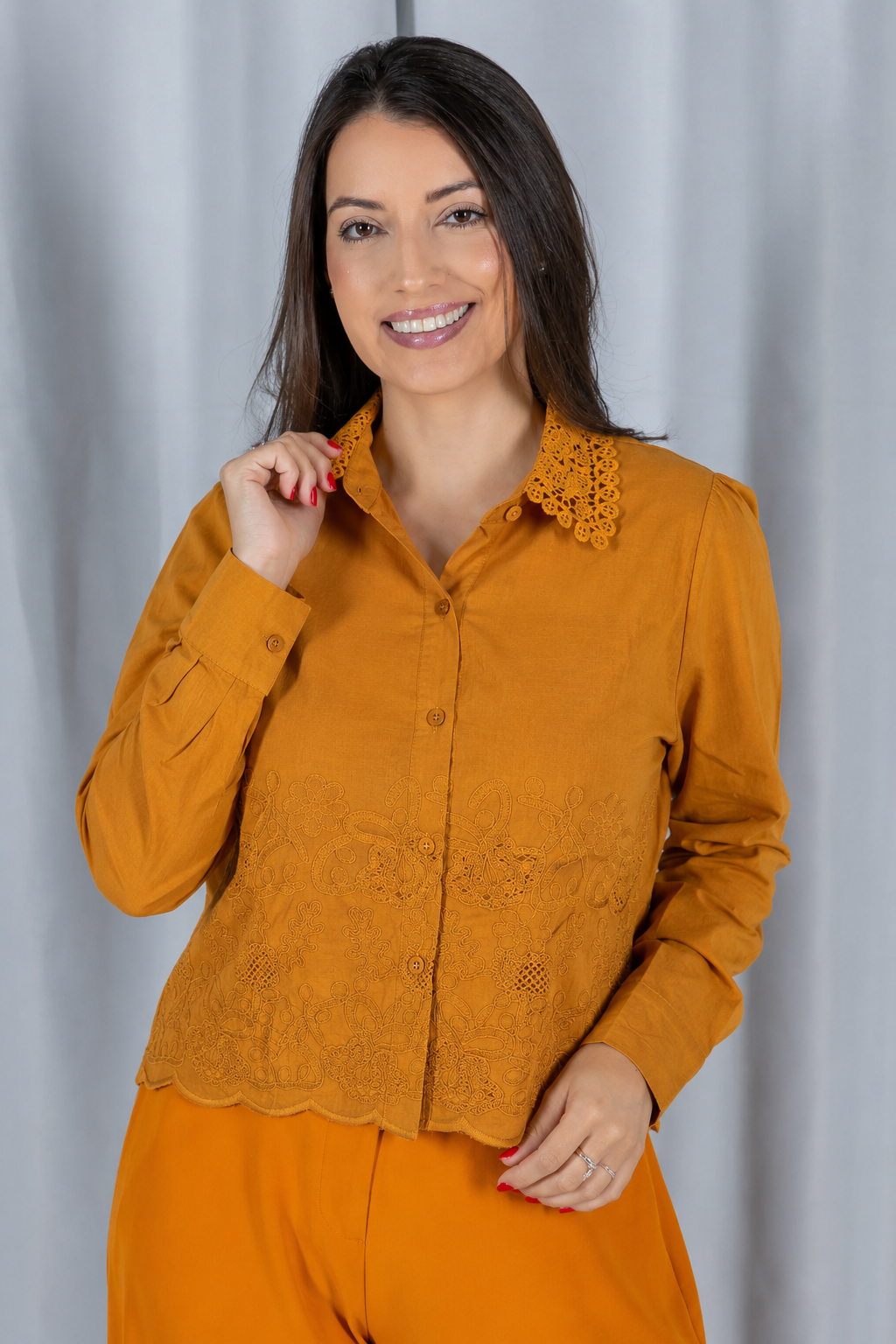 Camisa em Laise com Detalhes em Renda Marina Mostarda