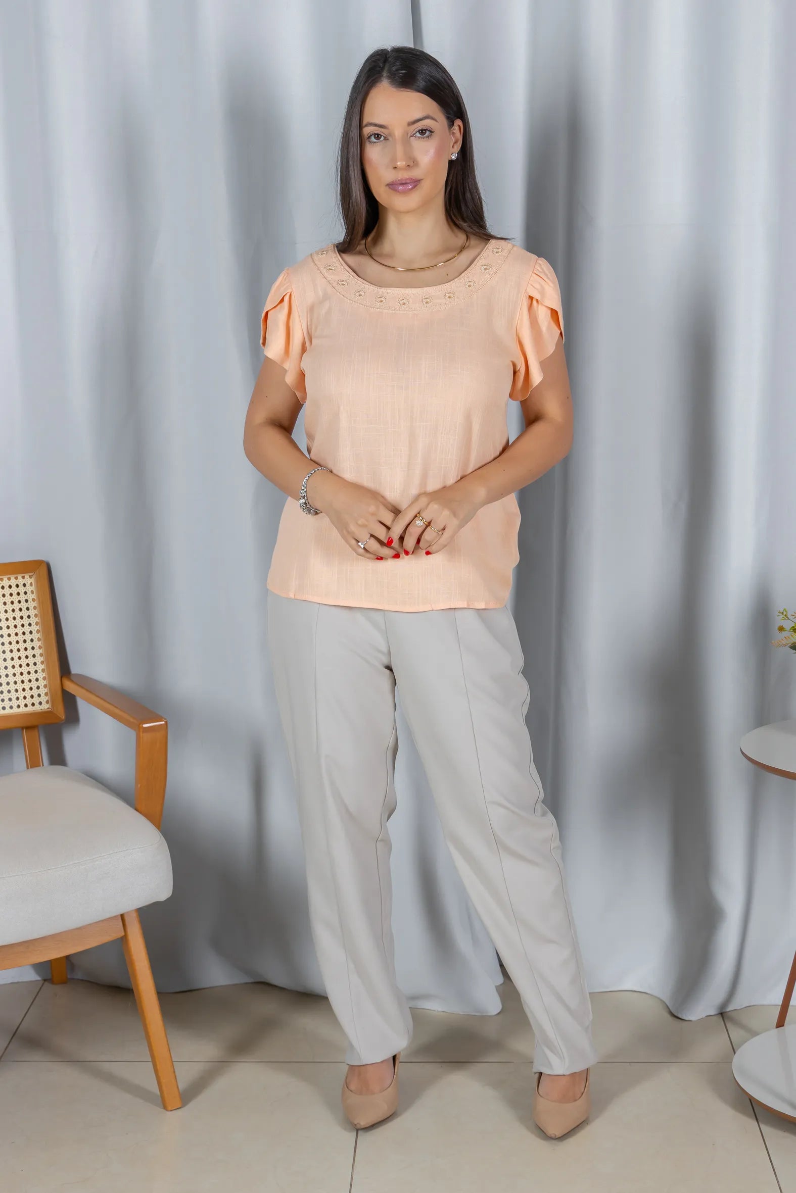 Blusa Manga Curta Transpassada com Bordado Delicado Selma Rosa