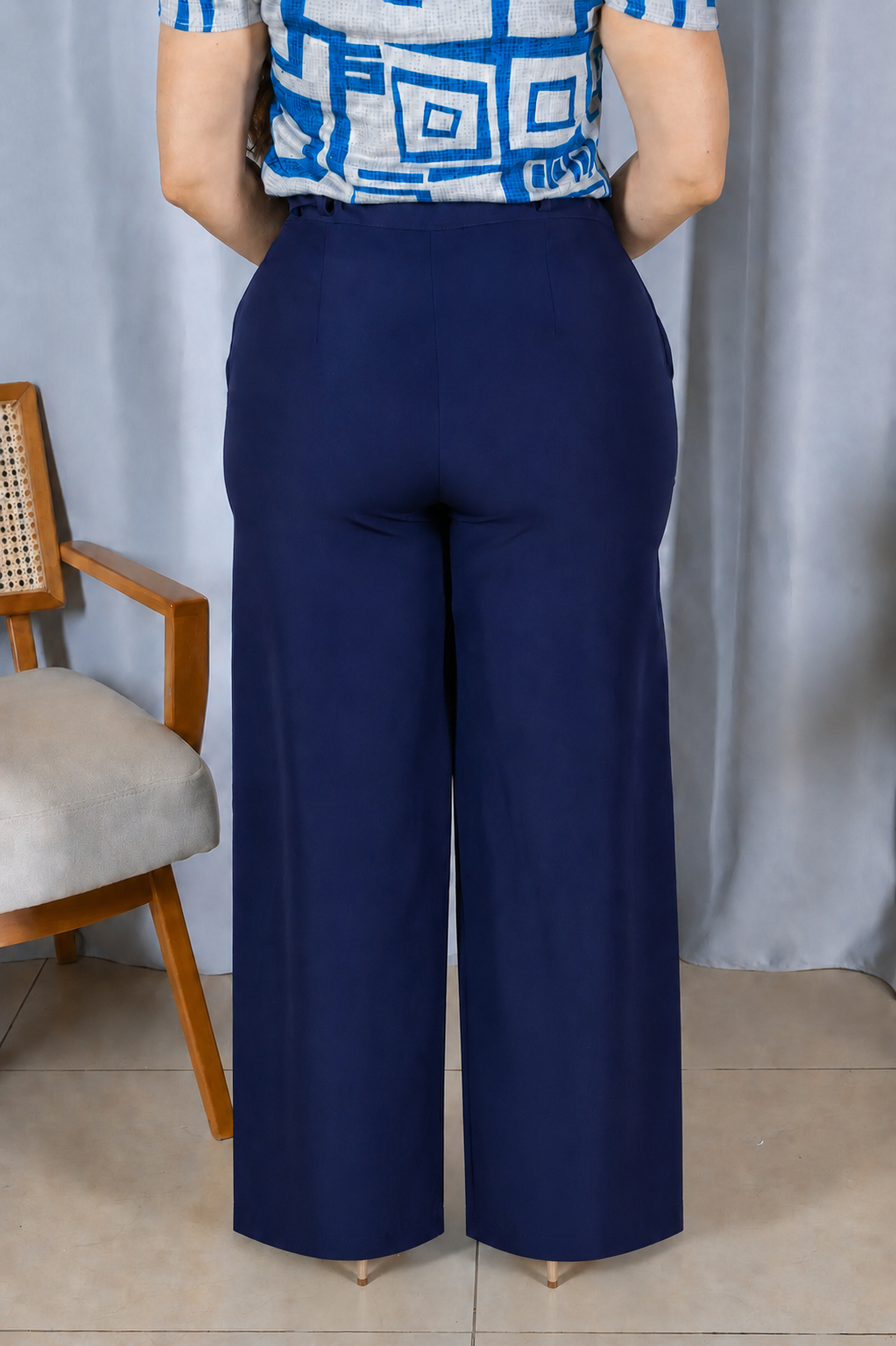 Calça Pantalona que Alonga a Silhueta Luiza Azul Marinho
