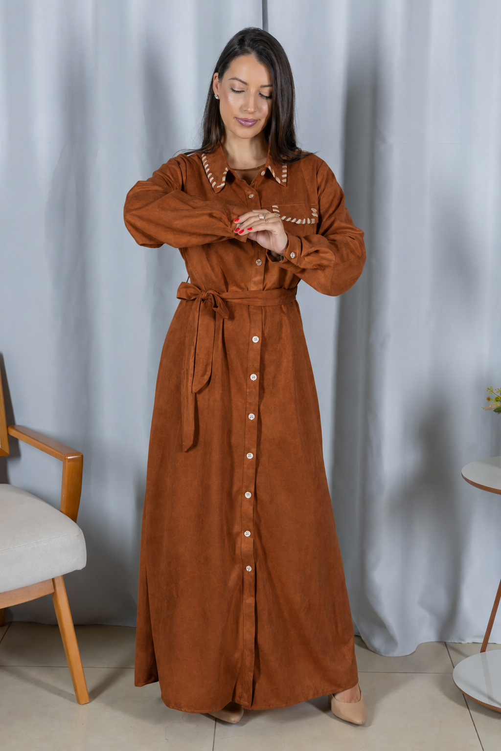 Chemise Suede Pesponto Sofisticado Luna Caramelo - detalhe principal