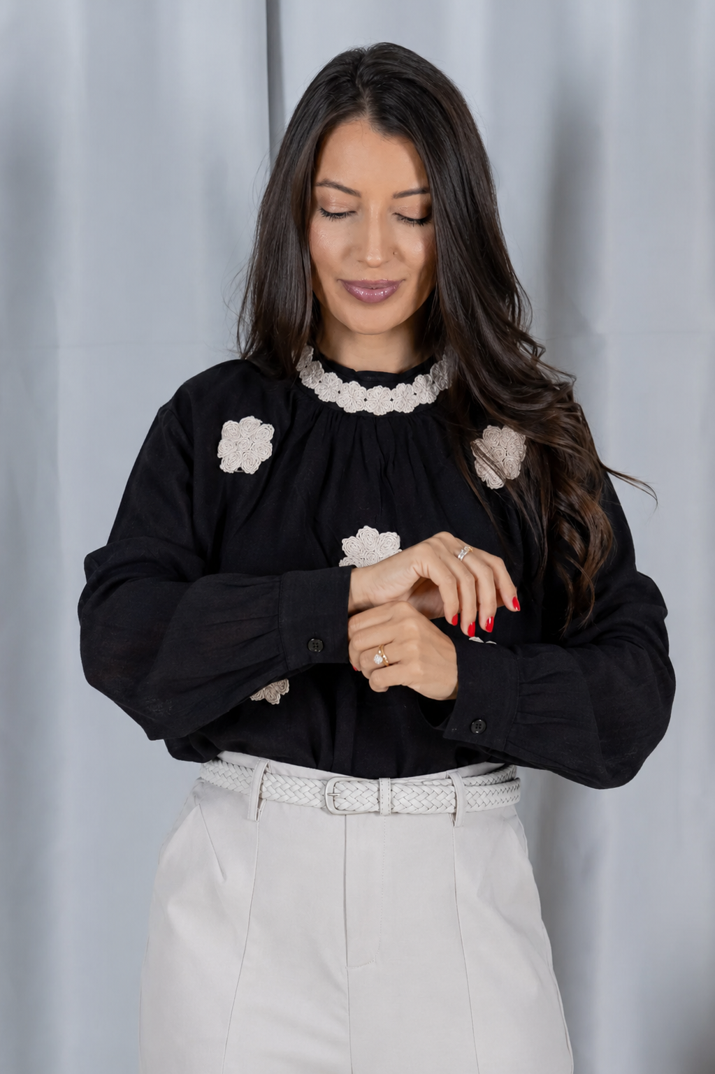 Blusa Manga Longa Visco-Linho com Bordado Floral Sonia Preta