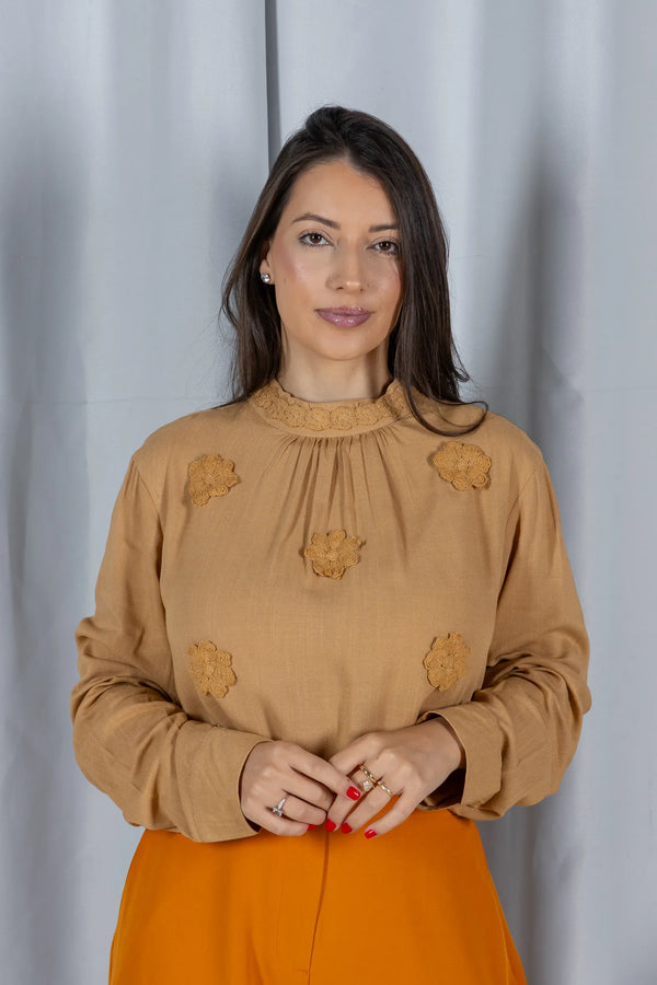 Blusa Manga Longa Visco-Linho com Bordado Floral Sonia Bege