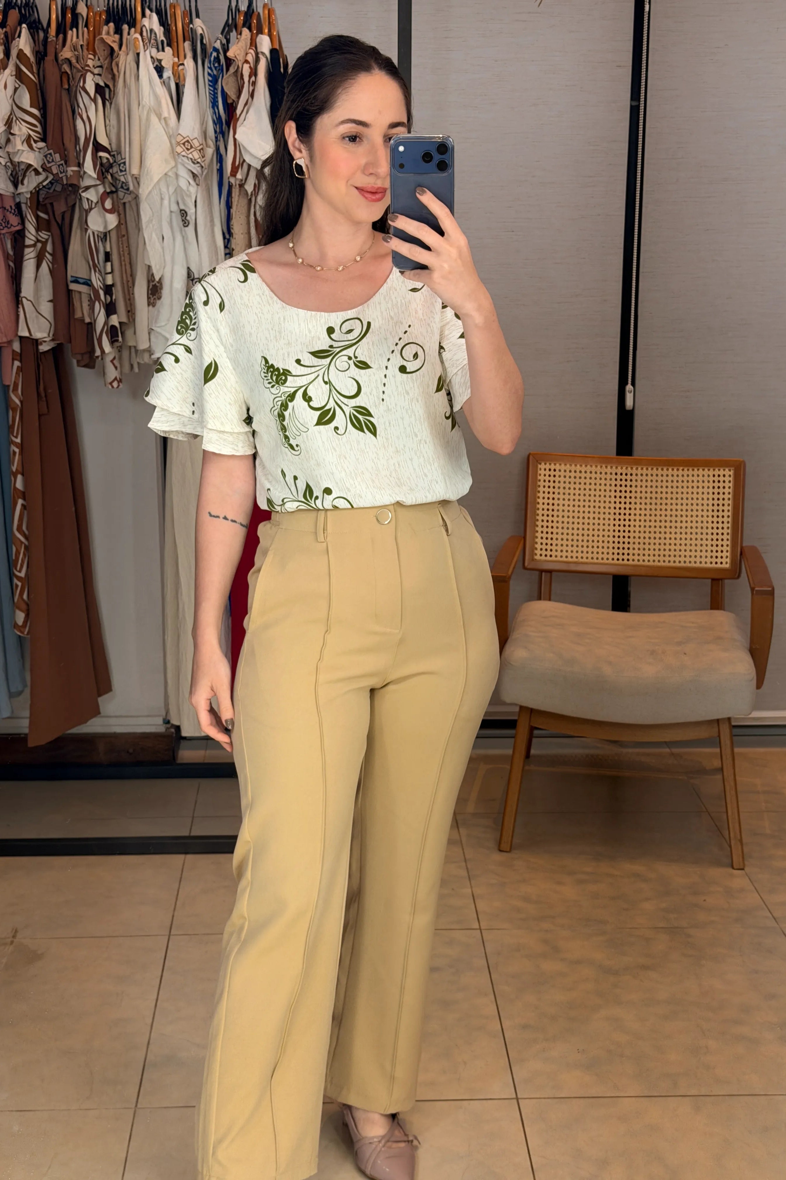 Conjunto: Blusa Manga Curta Camadas com Amarração Crepe Classic Eduarda Estampada Verde + Calça Pantalona Alfaiataria Botão Encapado Margareth Bege