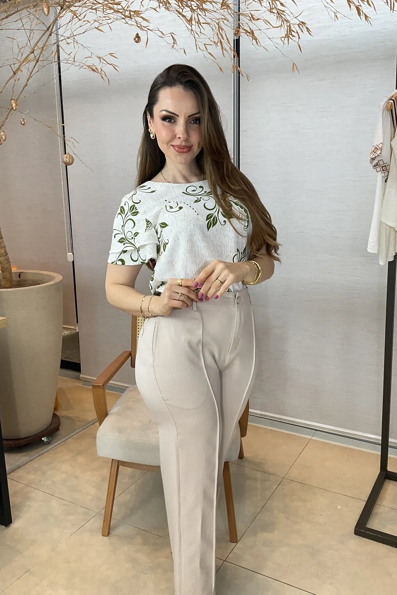 Conjunto: Blusa Manga Curta Camadas com Amarração Crepe Classic Eduarda Estampada Verde + Calça Pantalona Alfaiataria Botão Encapado Margareth Creme