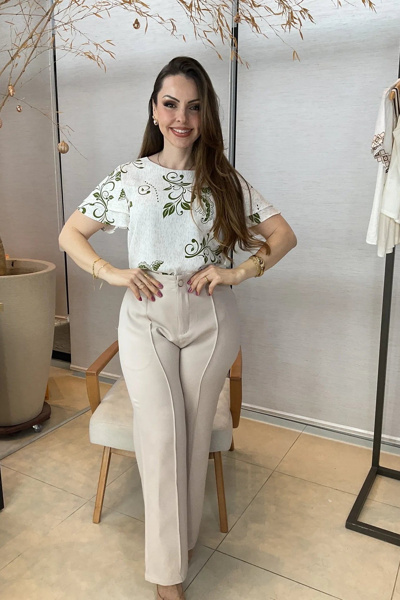 Conjunto: Blusa Manga Curta Camadas com Amarração Crepe Classic Eduarda Estampada Verde + Calça Pantalona Alfaiataria Botão Encapado Margareth Creme