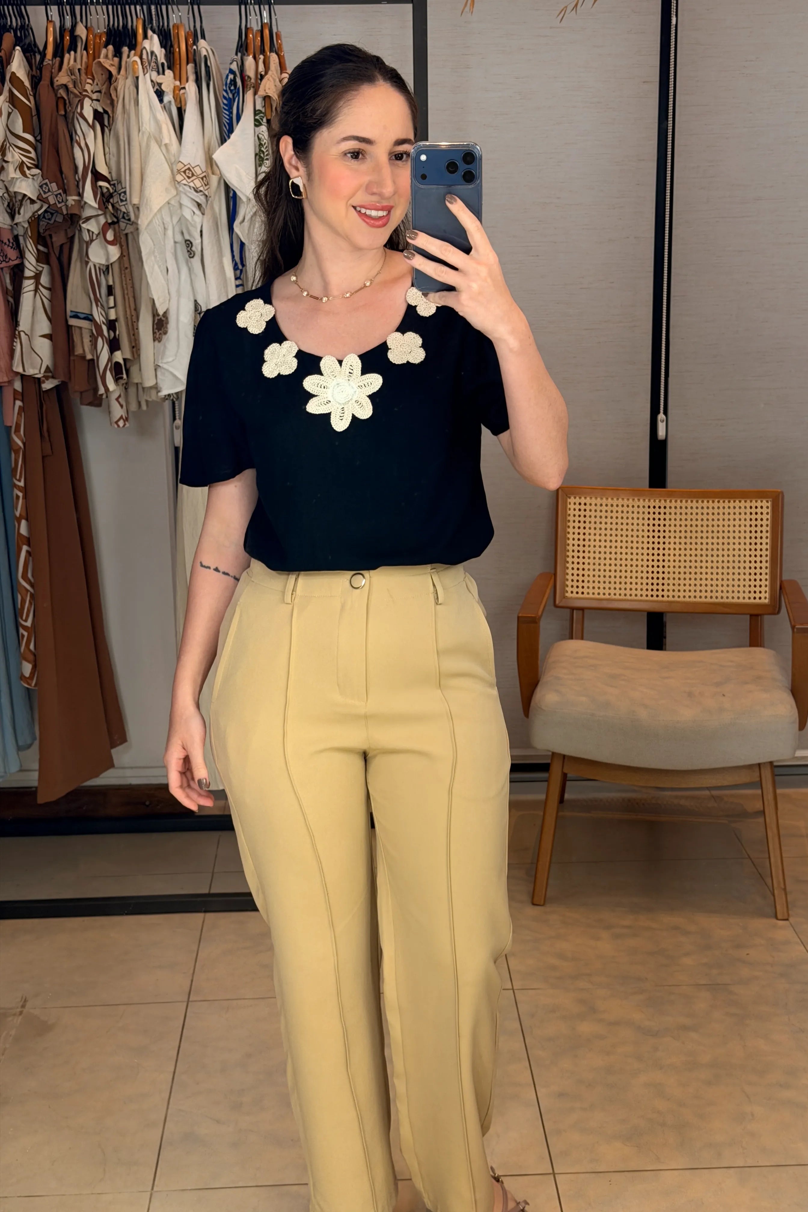 Conjunto: Blusa Manga Curta Colo Bordado Flores Visco Linho Elaine Preta + Calça Pantalona Alfaiataria Botão Encapado Margareth Bege