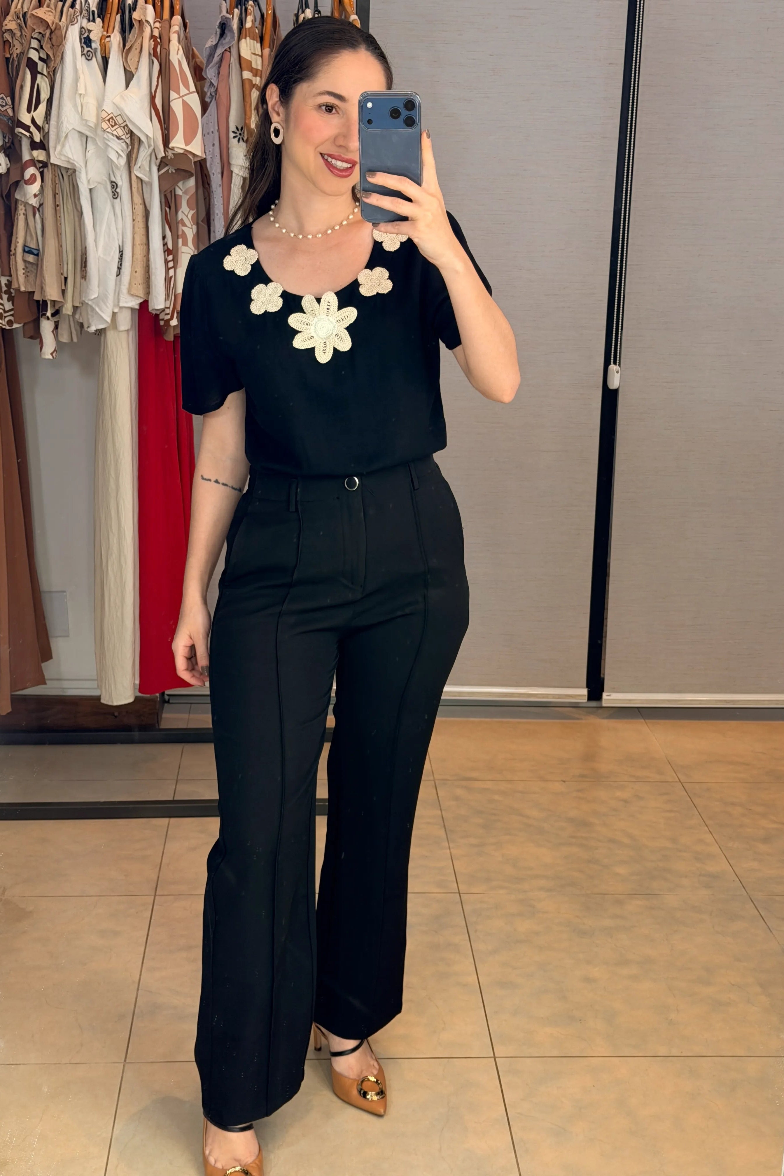 Conjunto: Blusa Manga Curta Colo Bordado Flores Visco Linho Elaine Preta + Calça Pantalona Alfaiataria Botão Encapado Margareth Preta