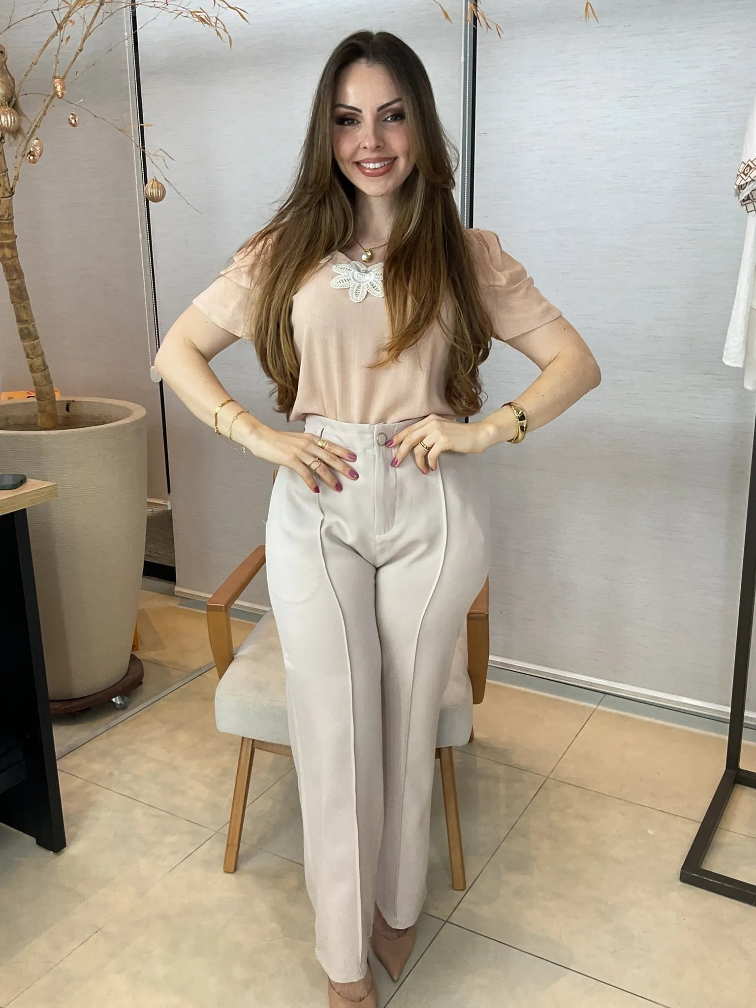 Conjunto: Blusa Manga Curta Colo Bordado Flores Visco Linho Elaine Rosê + Calça Pantalona Alfaiataria Botão Encapado Margareth Creme