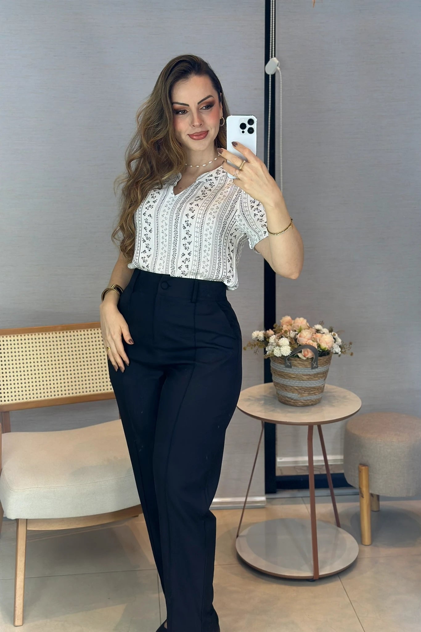 Conjunto: Blusa Manga Curta Decote em "V" em Visco-Linho Estampada Elisabeth Branca + Calça em Alfaiataria Corte Reto com Friso e Botão Encapado Michelle Preta