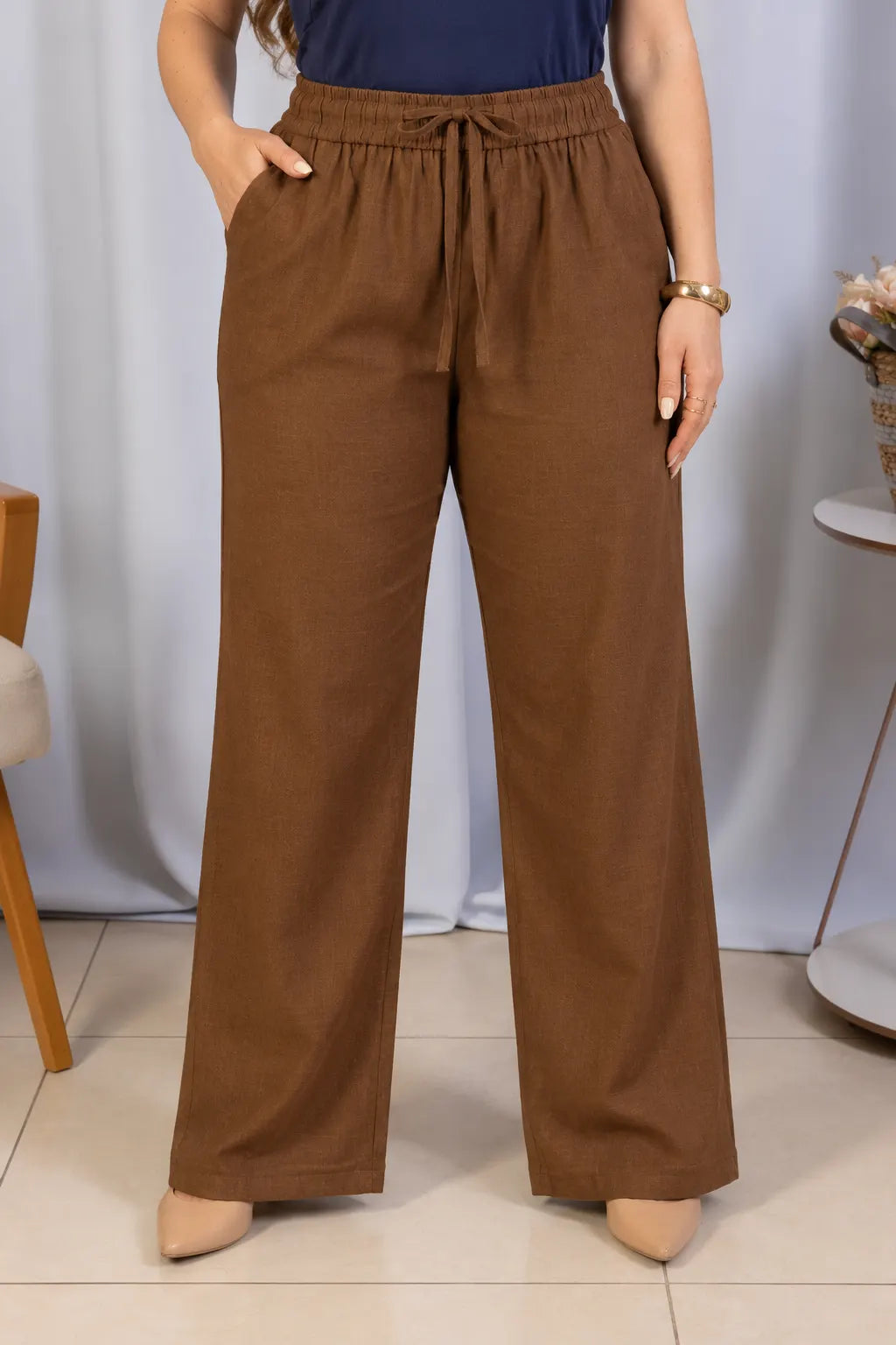 Calça em Algodão Rústico com Bolsos Traseiros Elvira Marrom