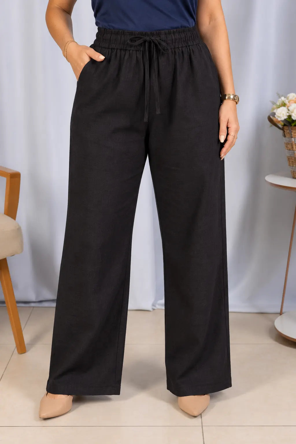Calça em Algodão Rústico com Bolsos Traseiros Elvira Preta