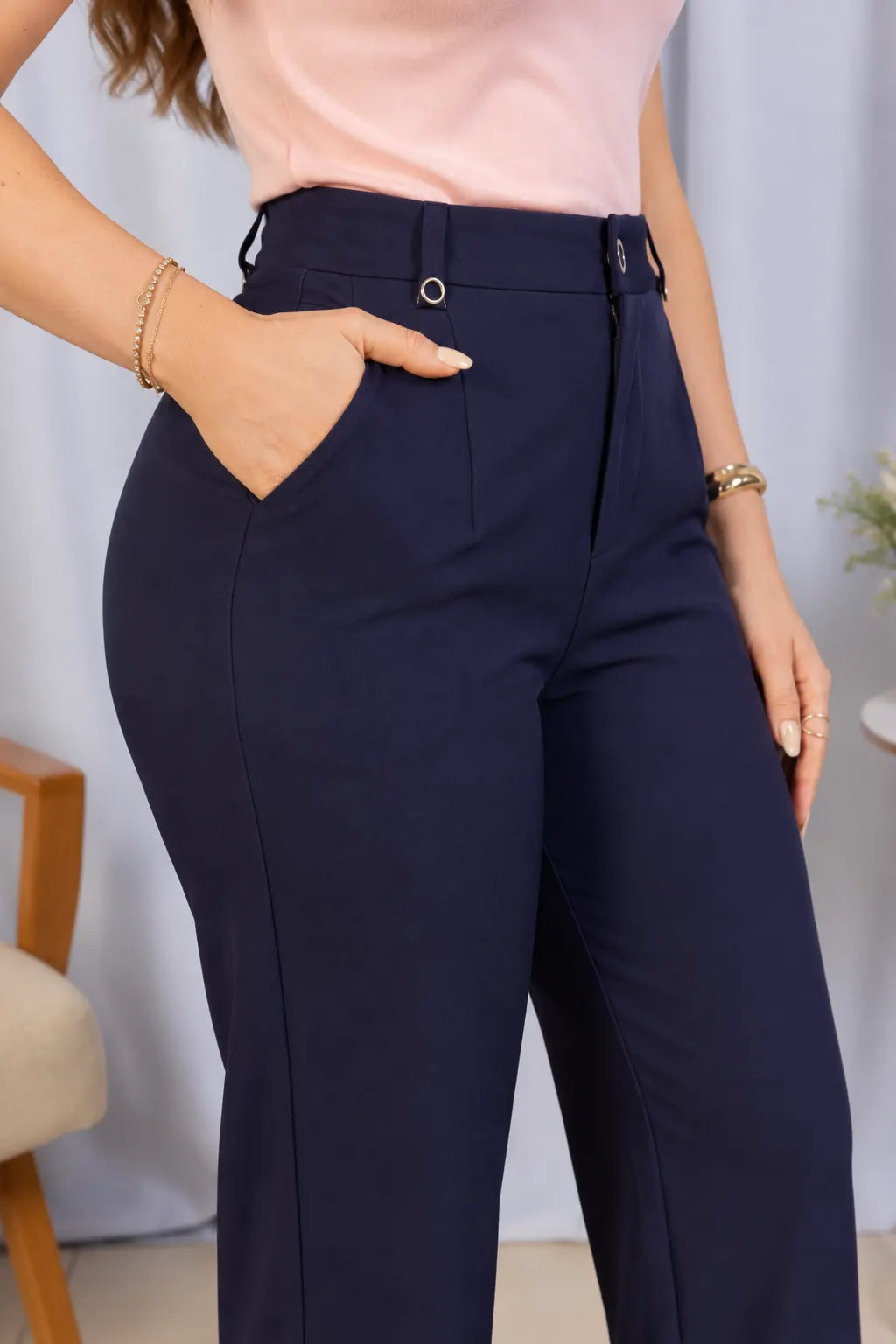 Calça em Alfaiataria com Passador Detalhado Fabíola Azul Marinho