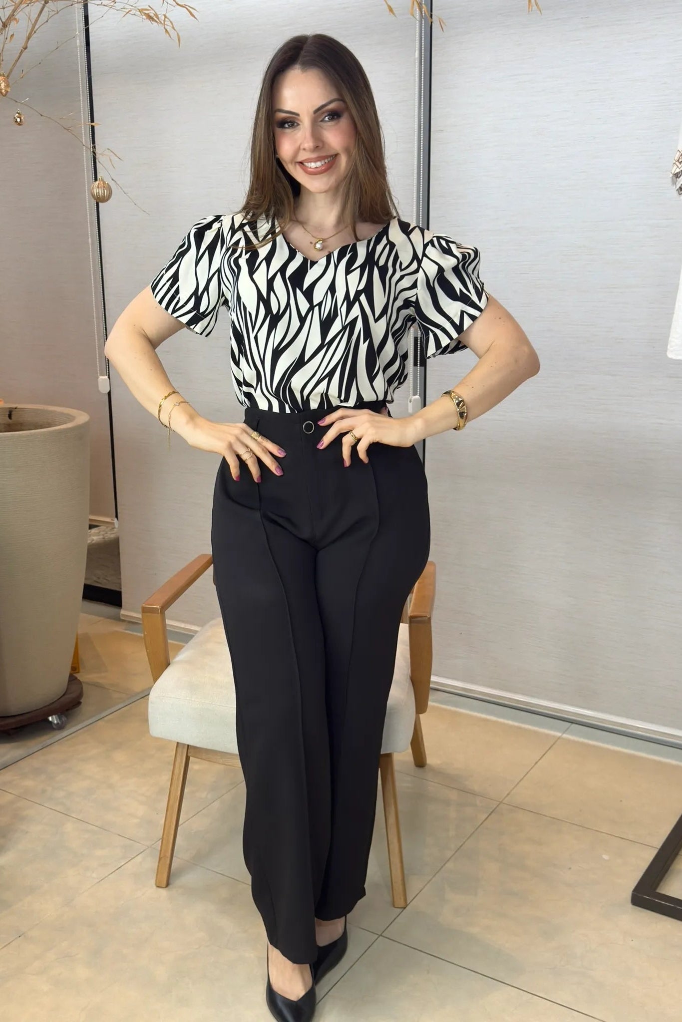 Conjunto: Blusa Manga Curta Detalhe Botão Decote "V" Crepe Classic Graciane Preta + Calça Pantalona Alfaiataria Botão Encapado Margareth Preta