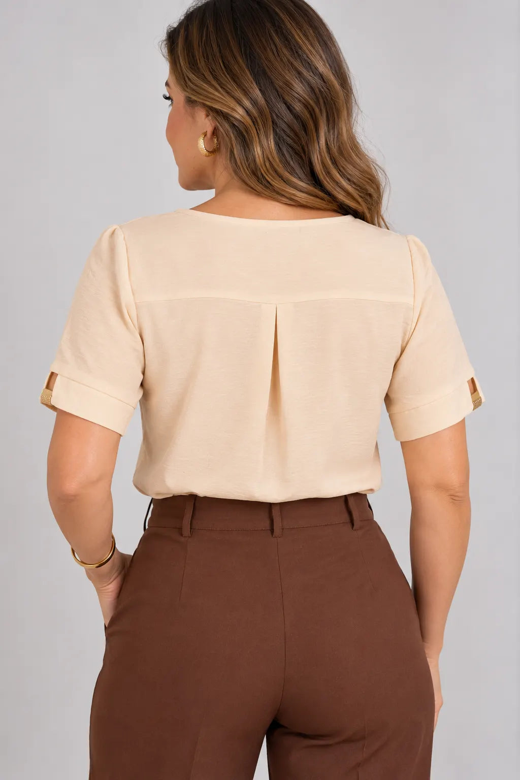 Blusa Manga Curta em Crepe com Detalhe Dourado na Manga Greta Creme