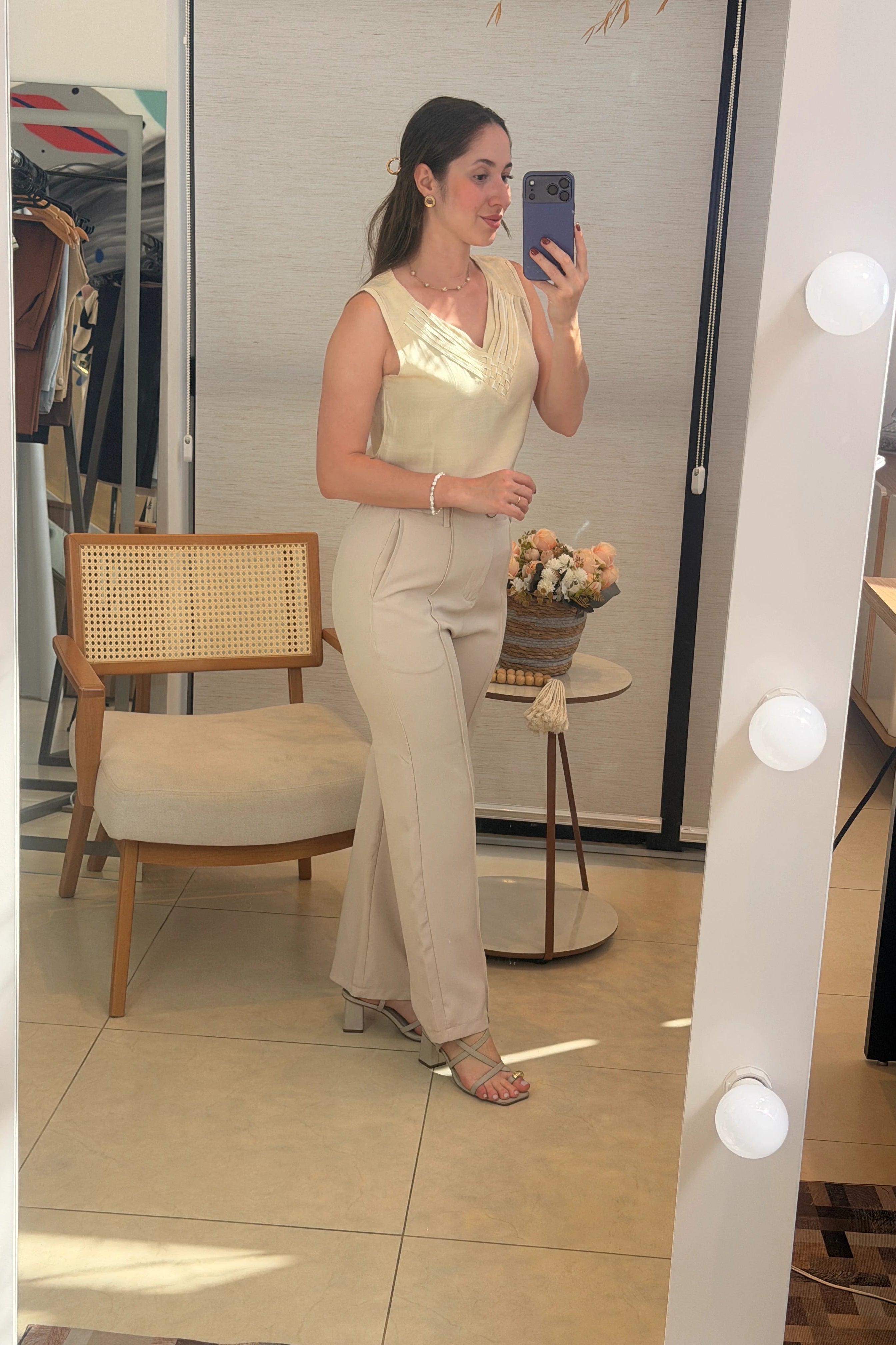 Conjunto: Blusa Regata em Poli Visco Detalhe Decote "V" Helena Creme + Calça Pantalona Alfaiataria Botão Encapado Margareth Creme