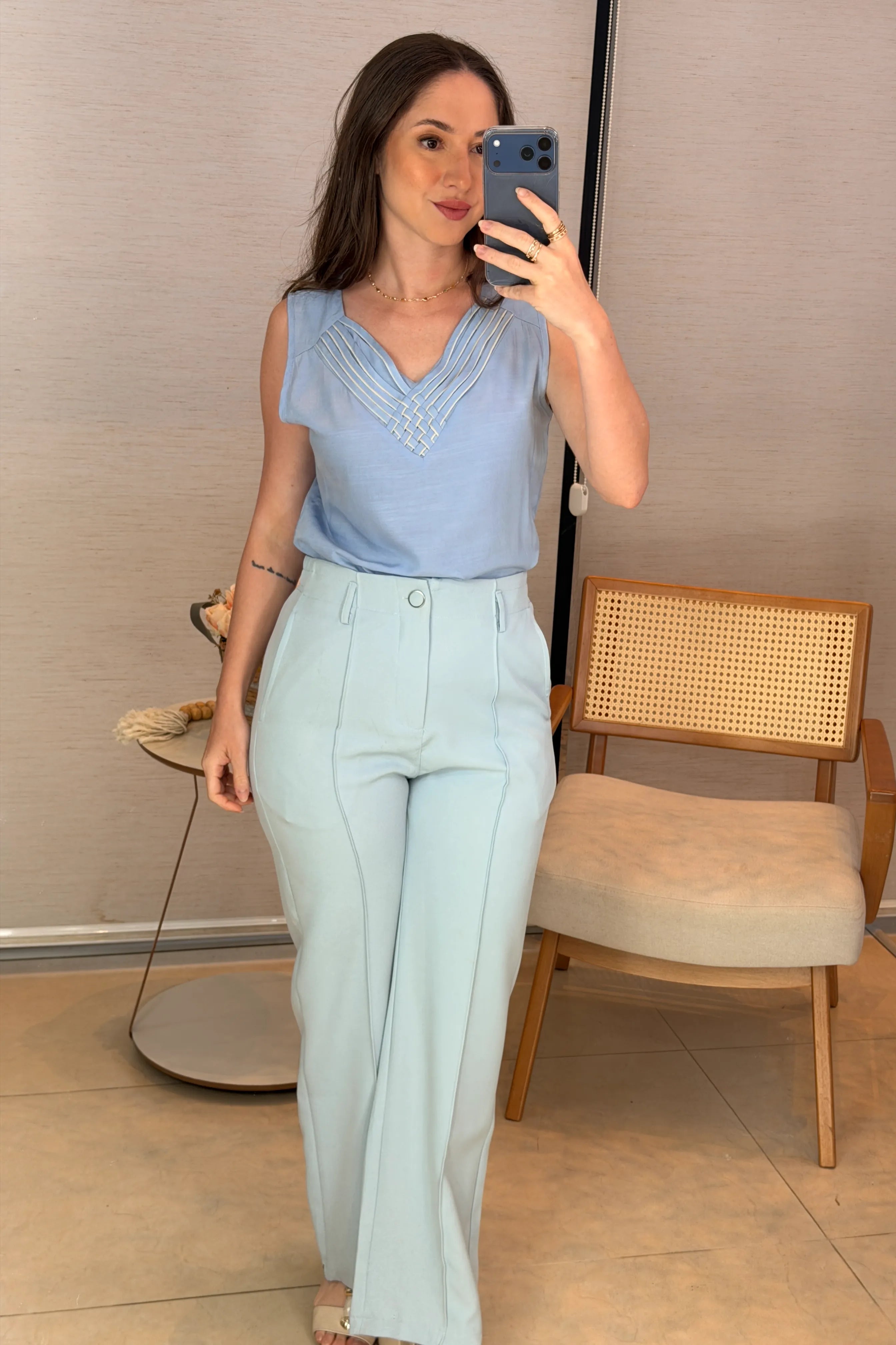 Conjunto: Blusa Regata em Poli Visco Detalhe Decote "V" Helena Azul + Calça Pantalona Alfaiataria Botão Encapado Margareth Azul