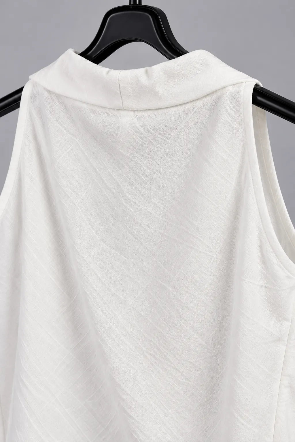 Blusa Regata com Gola Drapeada e Broche Dourado Carlota Branca — Carlota Branca (2).webp