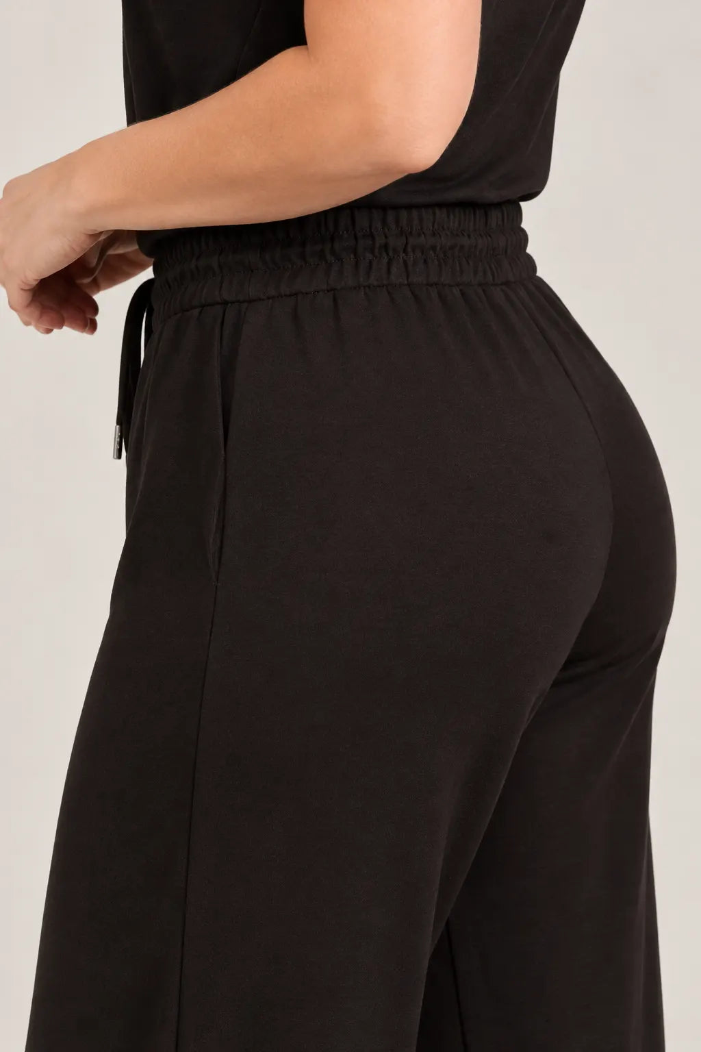 Calça Corte Reto em Malha Knit Lorena Preta — lorena preta c (1).webp