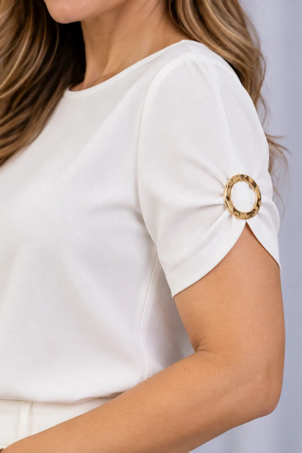 Blusa Manga Curta em Crepe Classic com Broche na Manga Nádia Branca — nadia branca (6).webp
