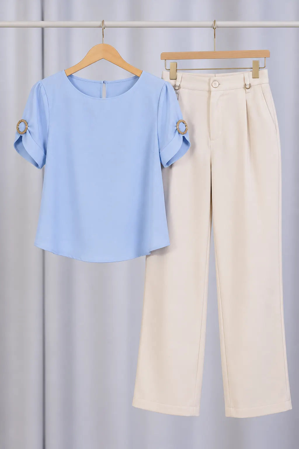 Blusa Manga Curta em Crepe Classic com Broche na Manga Nádia Azul — nadia azul (1).webp