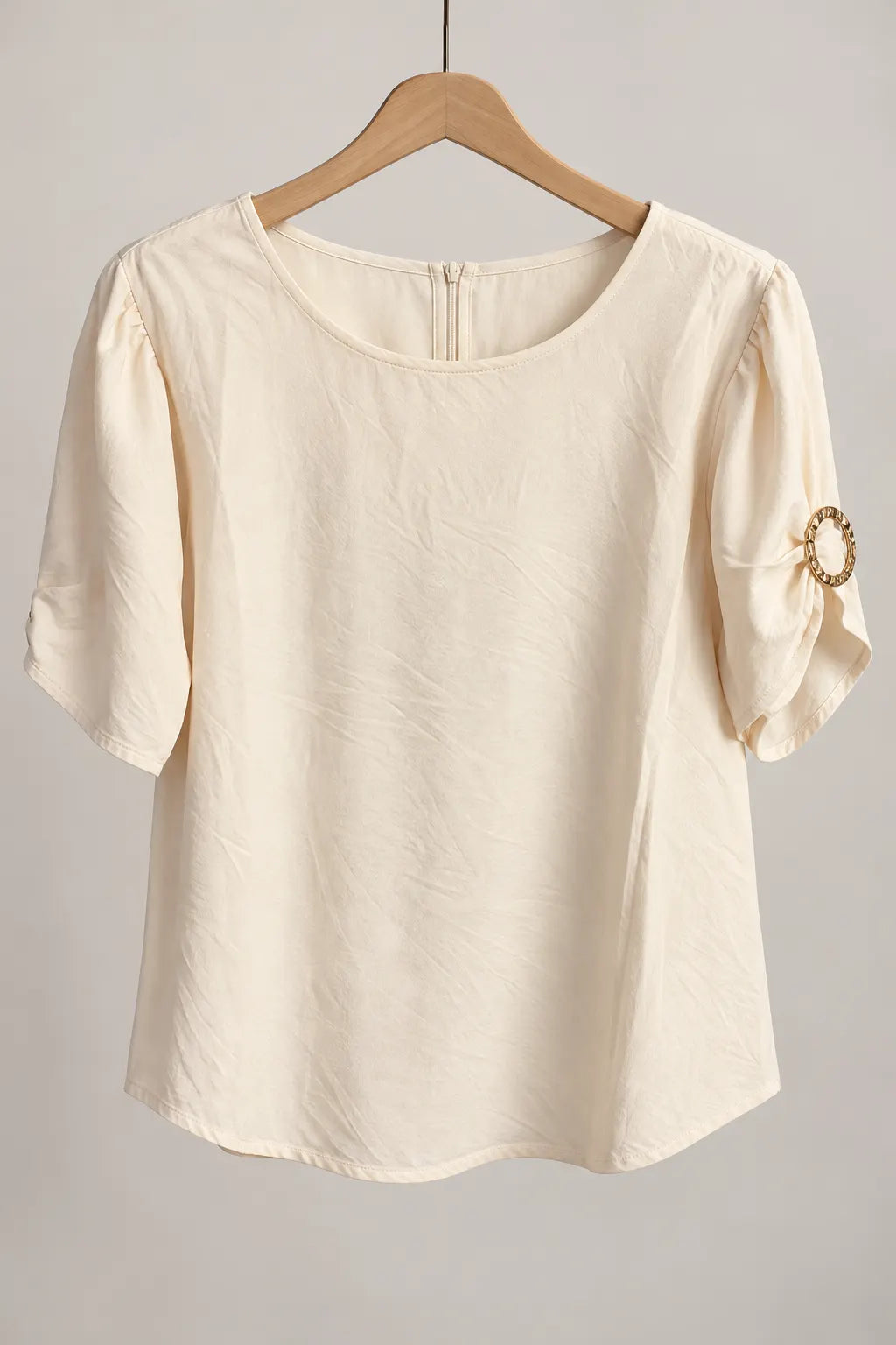 Blusa Manga Curta em Crepe Classic com Broche na Manga Nádia Creme — nadia creme (5).webp