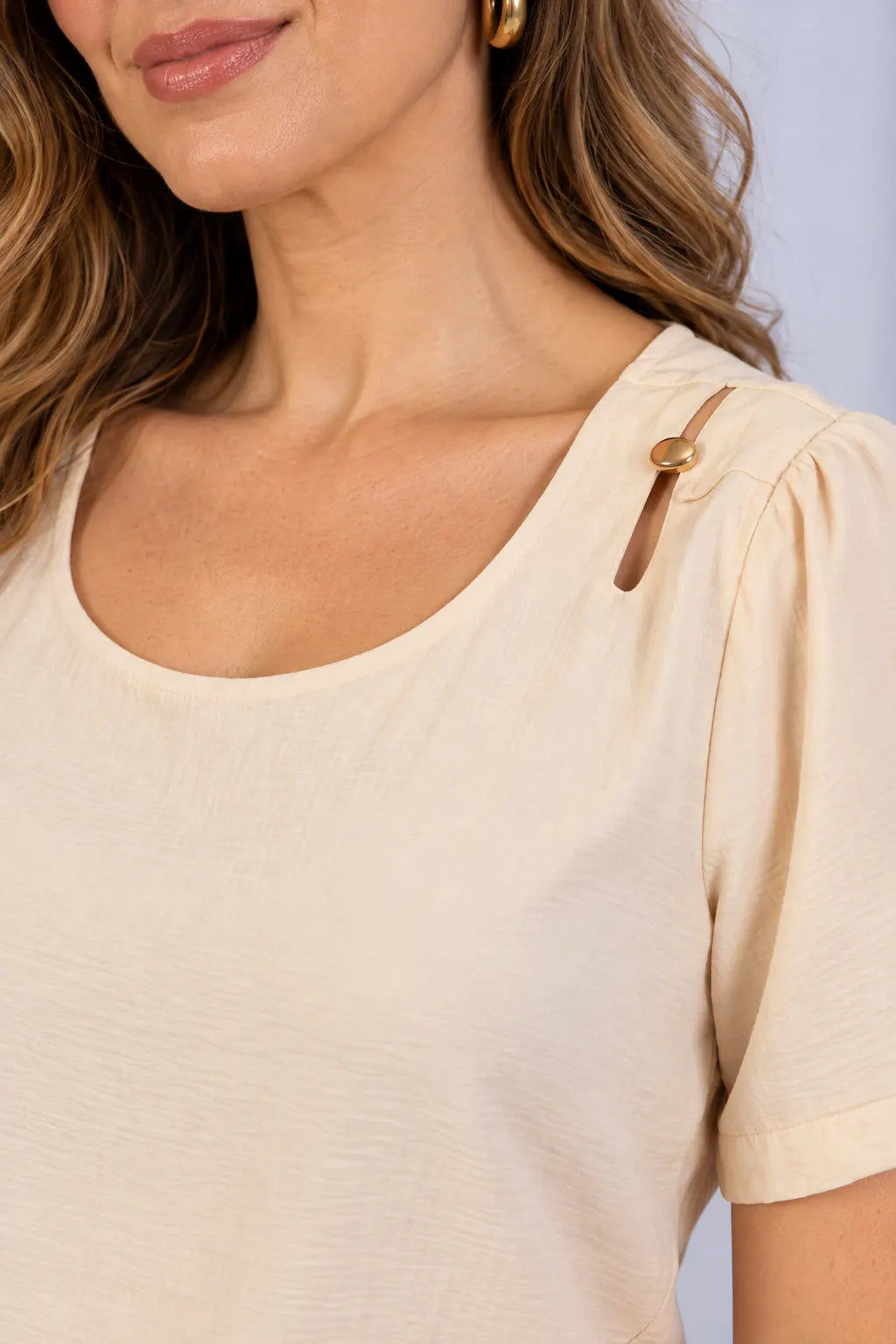 Blusa Manga Curta em Crepe com Detalhes de Abotoamento Teresa Creme