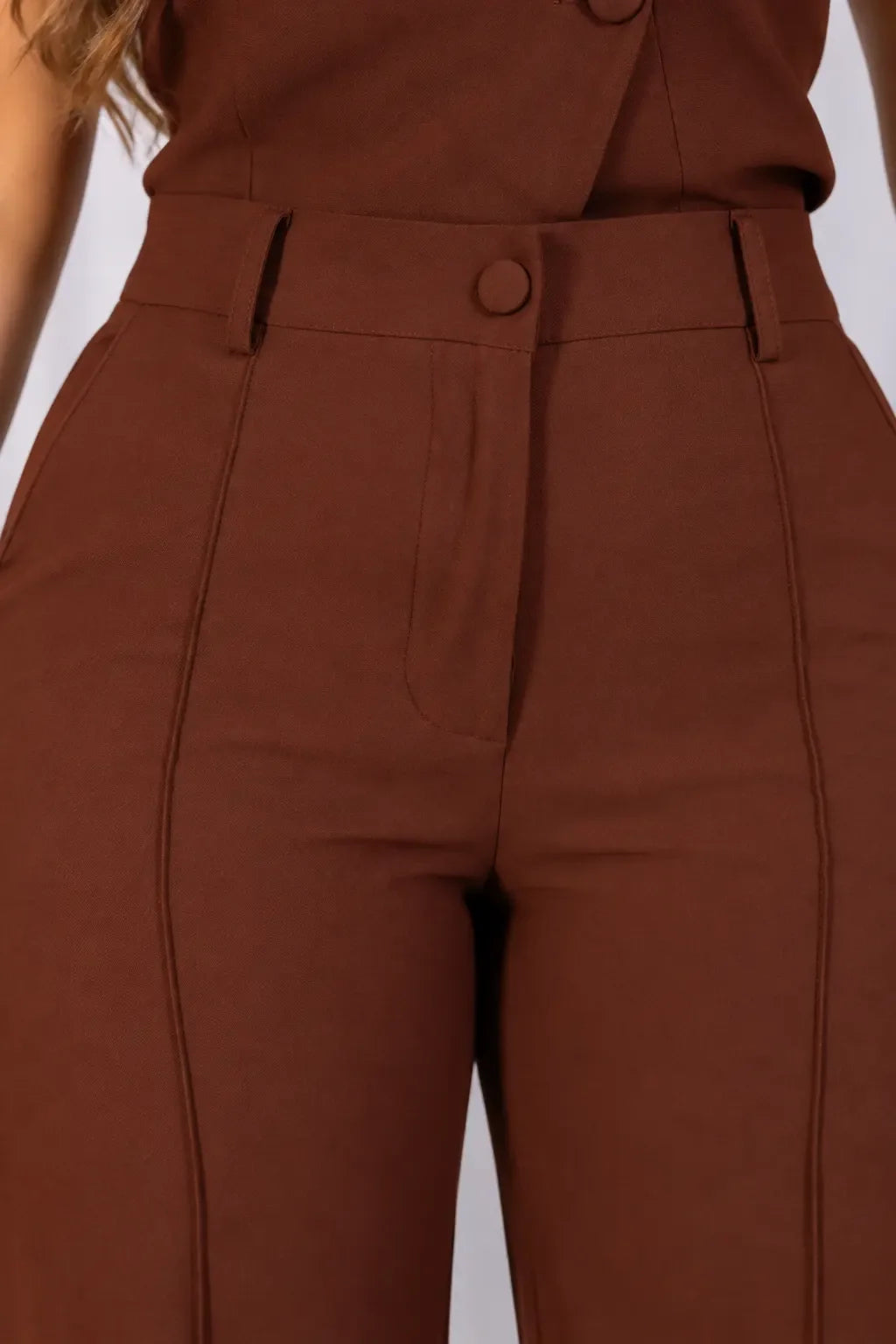 Calça Corte Reto em Crepe Confort Juliane Marrom