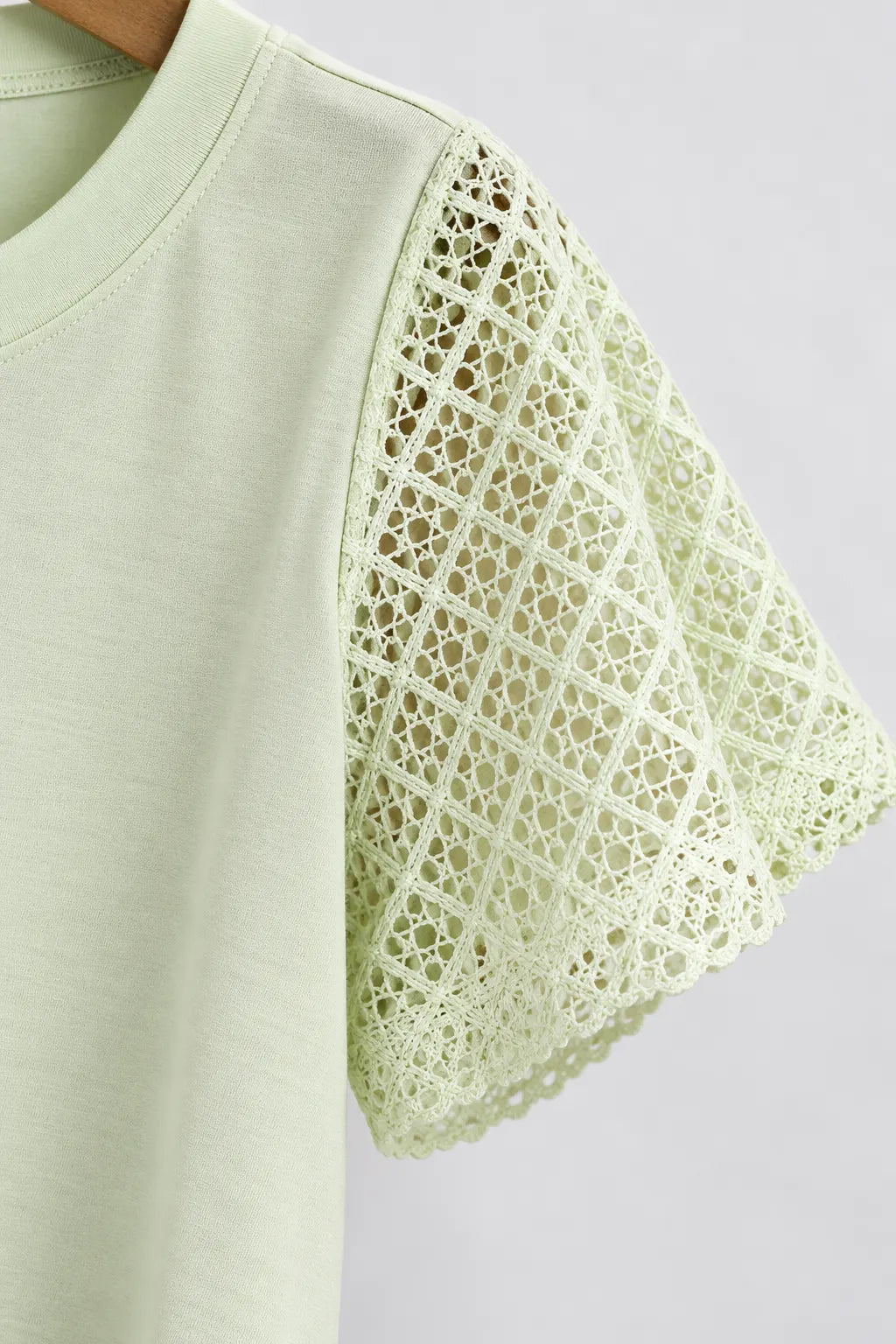 Blusa em Cotton Lycra com Manga em Renda Efeito Crochê Madalena Verde — madalena verde (5).webp