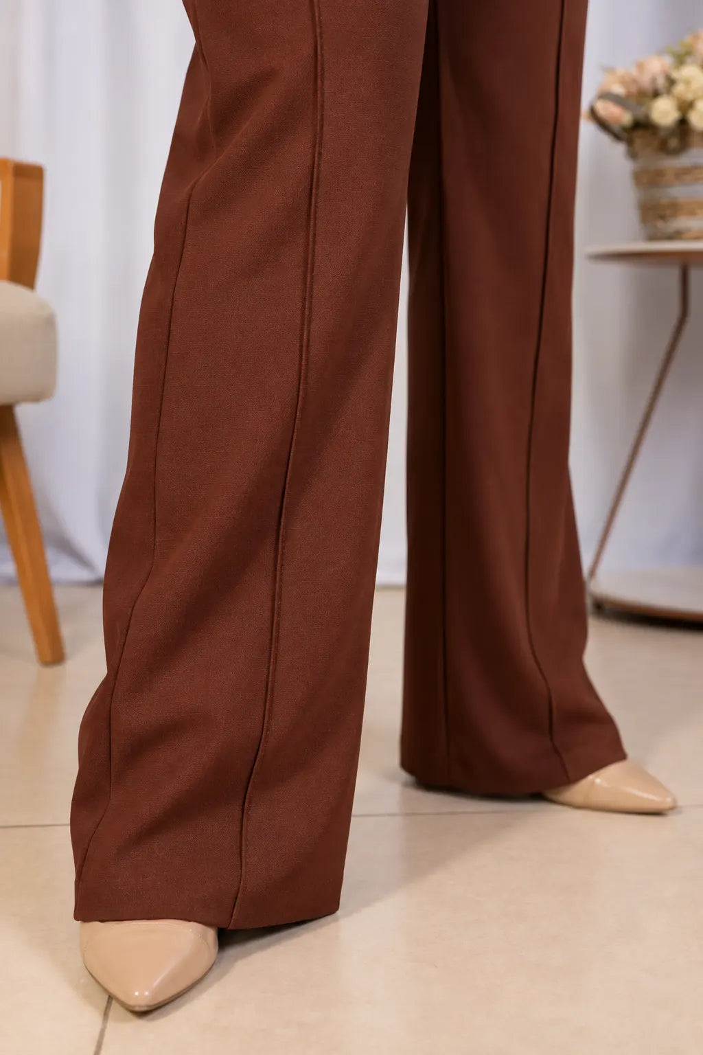 Calça Corte Reto em Crepe Confort Juliane Marrom