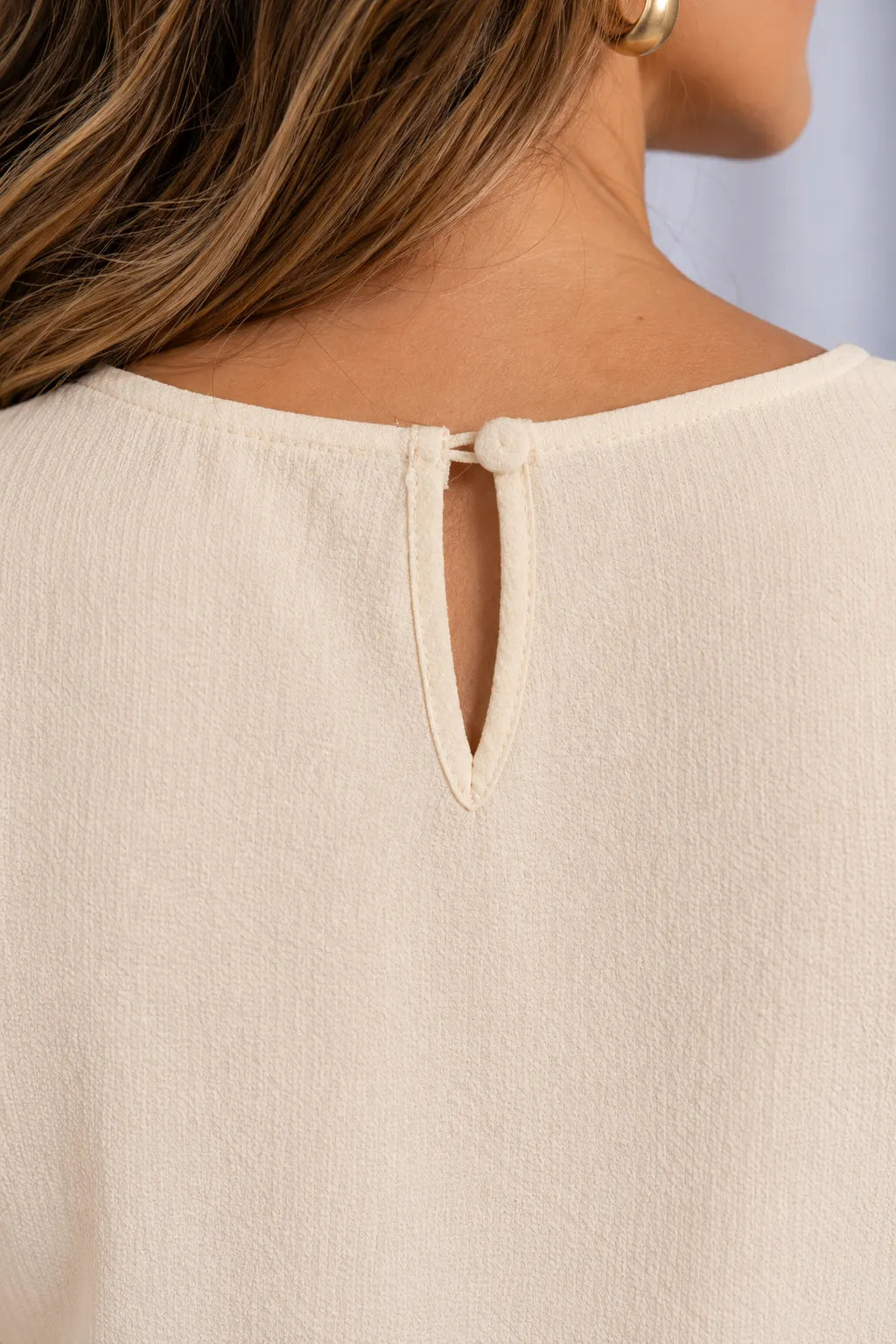 Blusa Manga Curta em Crepe Classic com Broche na Manga Nádia Creme — nadia creme (2).webp