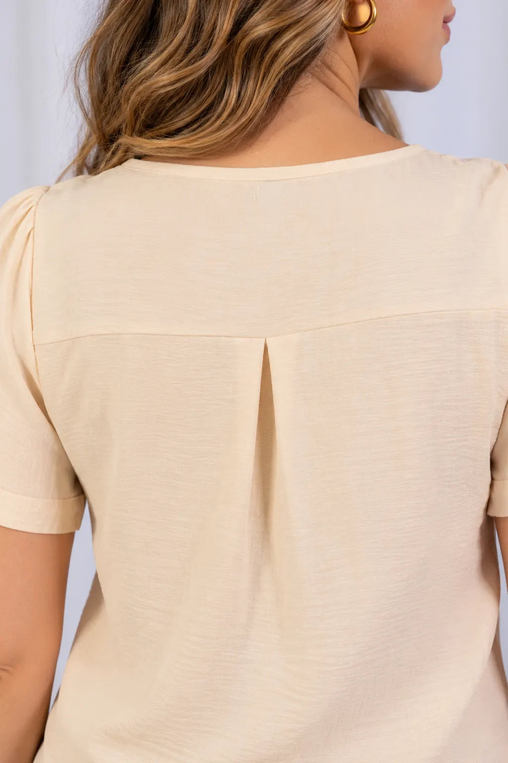 Blusa Manga Curta em Crepe com Detalhes de Abotoamento Teresa Creme