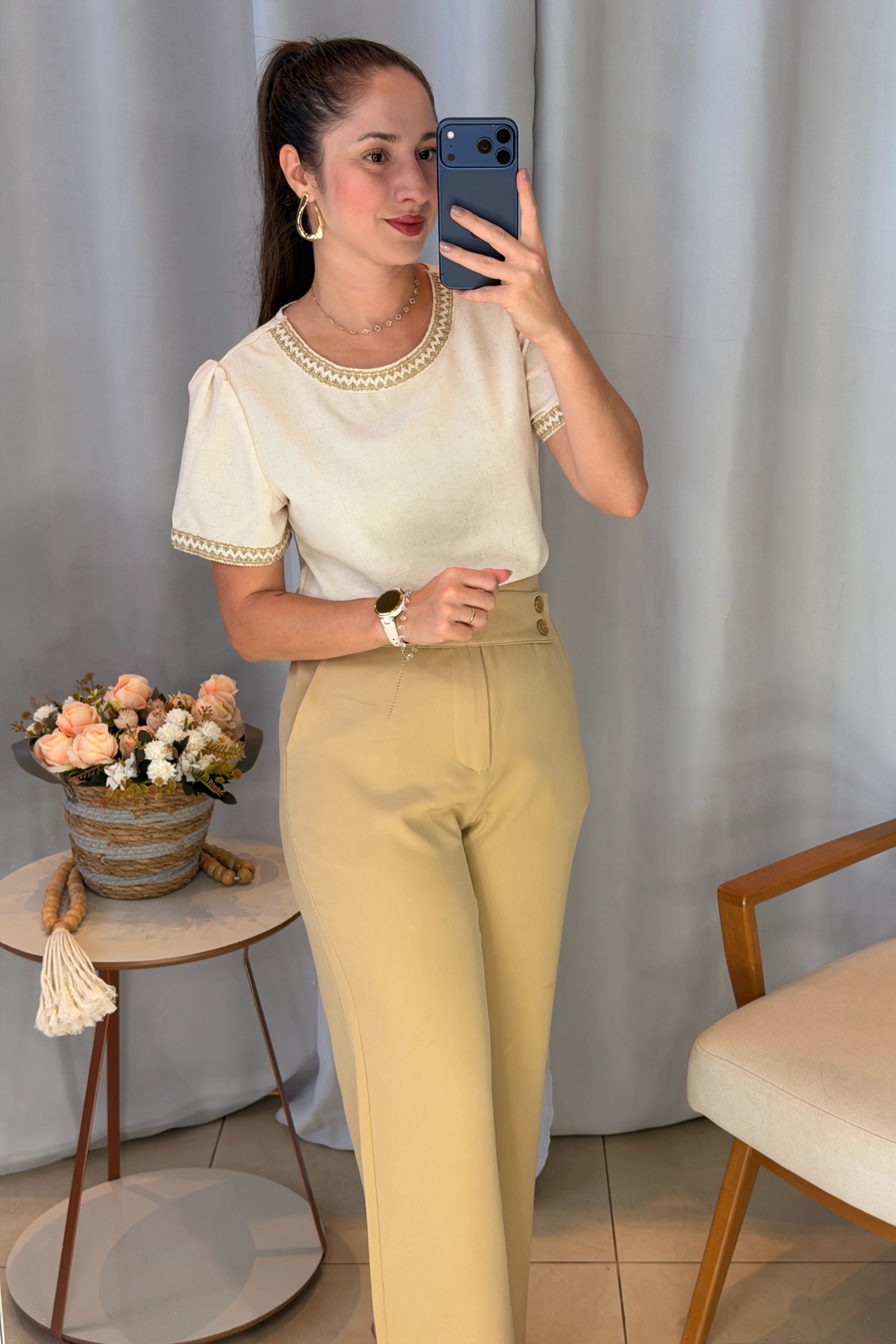 Conjunto: Blusa Manga Curta Poli-Linho Confort Detalhes Bordados Isabela Creme + Calça Corte Reto em Alfaiataria Cós Assimétrico com Elástico Yasmin Bege