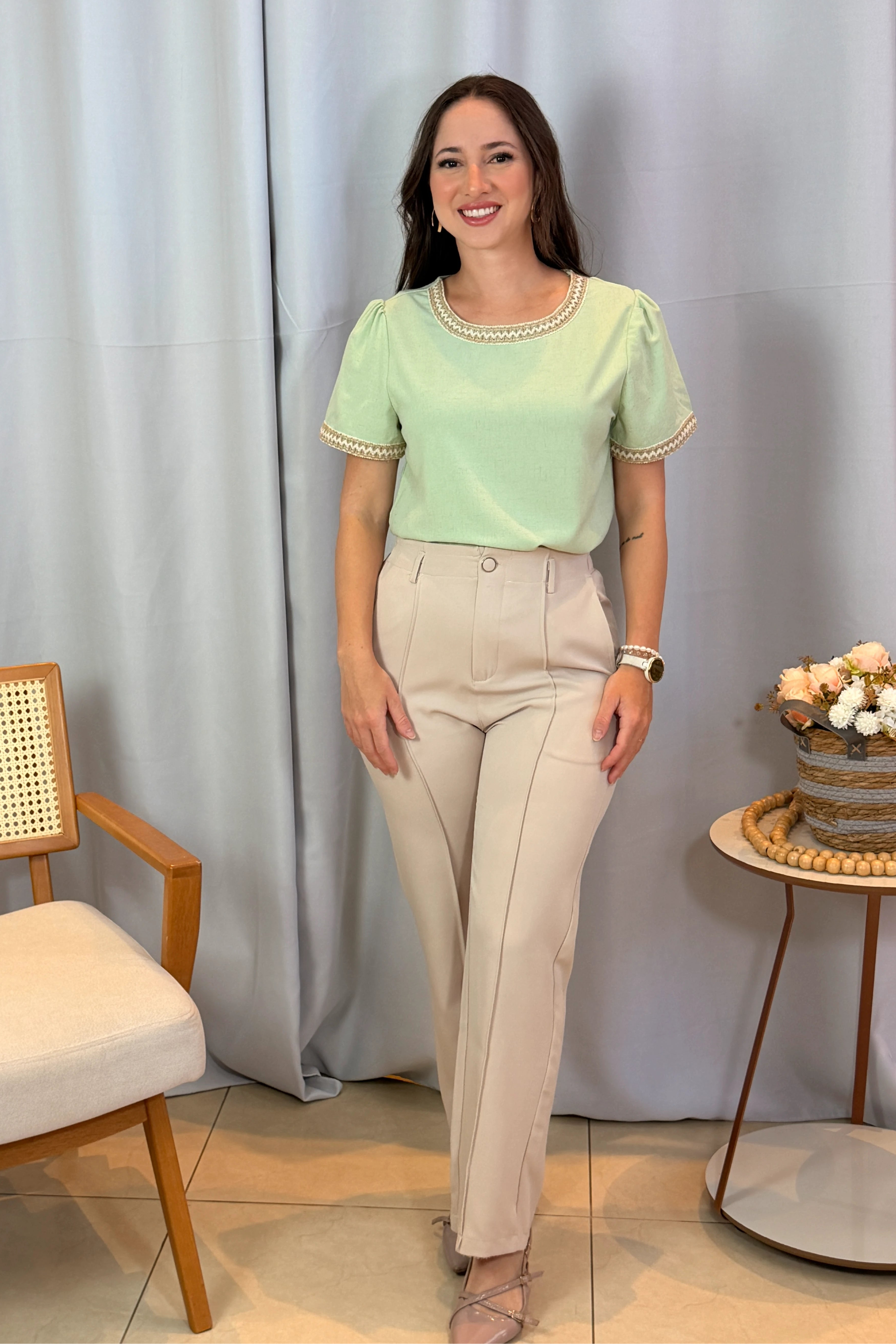 Conjunto: Blusa Manga Curta Poli-Linho Confort Detalhes Bordados Isabela Verde + Calça Pantalona Alfaiataria Botão Encapado Margareth Creme