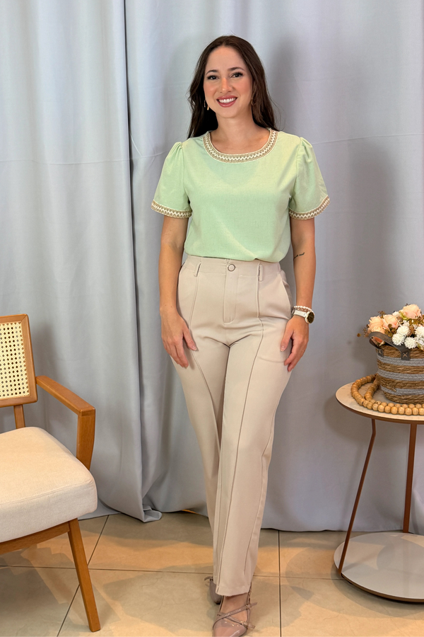 Conjunto: Blusa Manga Curta Poli-Linho Confort Detalhes Bordados Isabela Verde + Calça Pantalona Alfaiataria Botão Encapado Margareth Creme