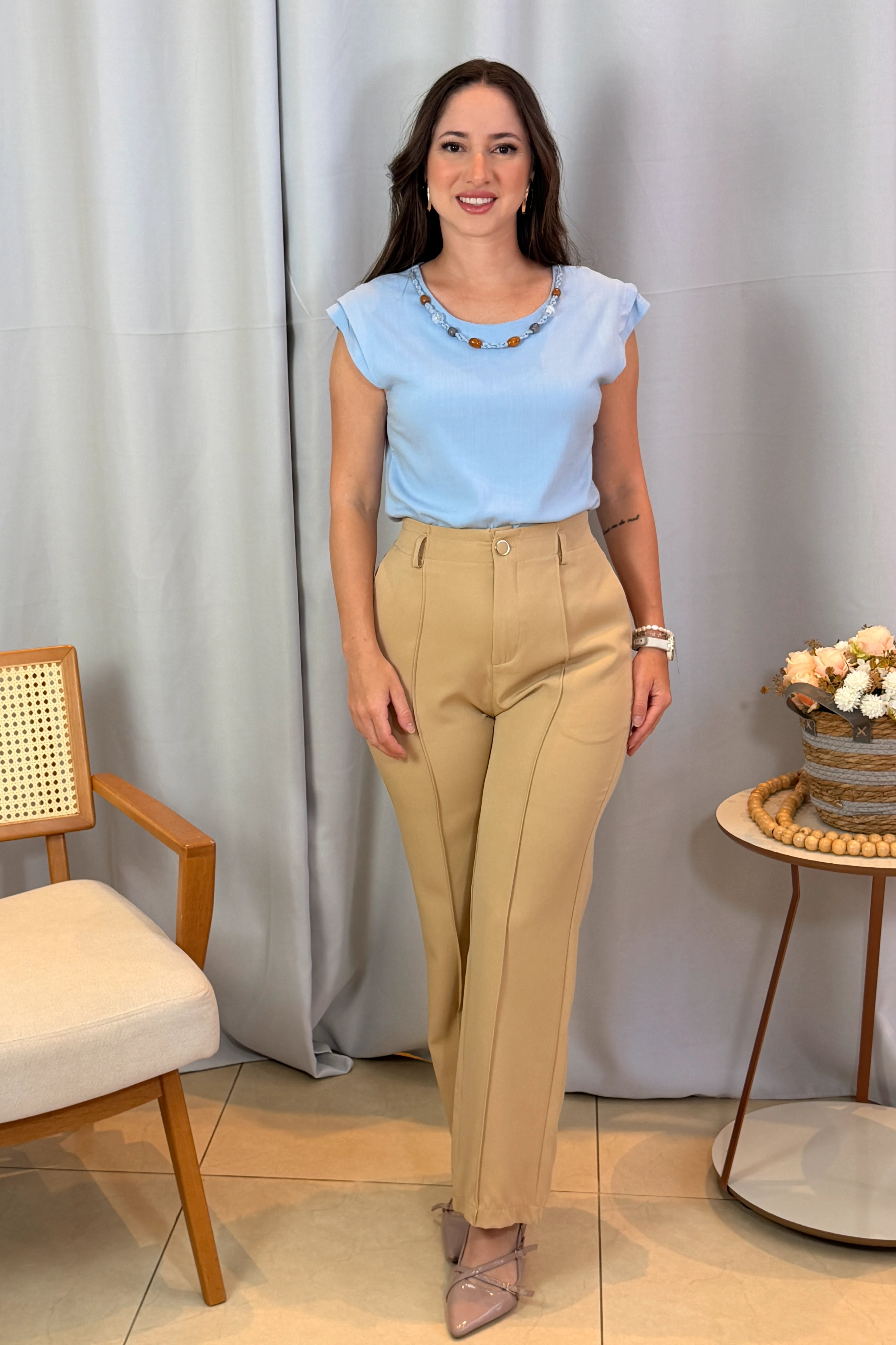Conjunto: Blusa Manga Curta Visco Linen Detalhe Entrelaçado no Colo com Pedraria Iveth Azul + Calça Pantalona Alfaiataria Botão Encapado Margareth Bege