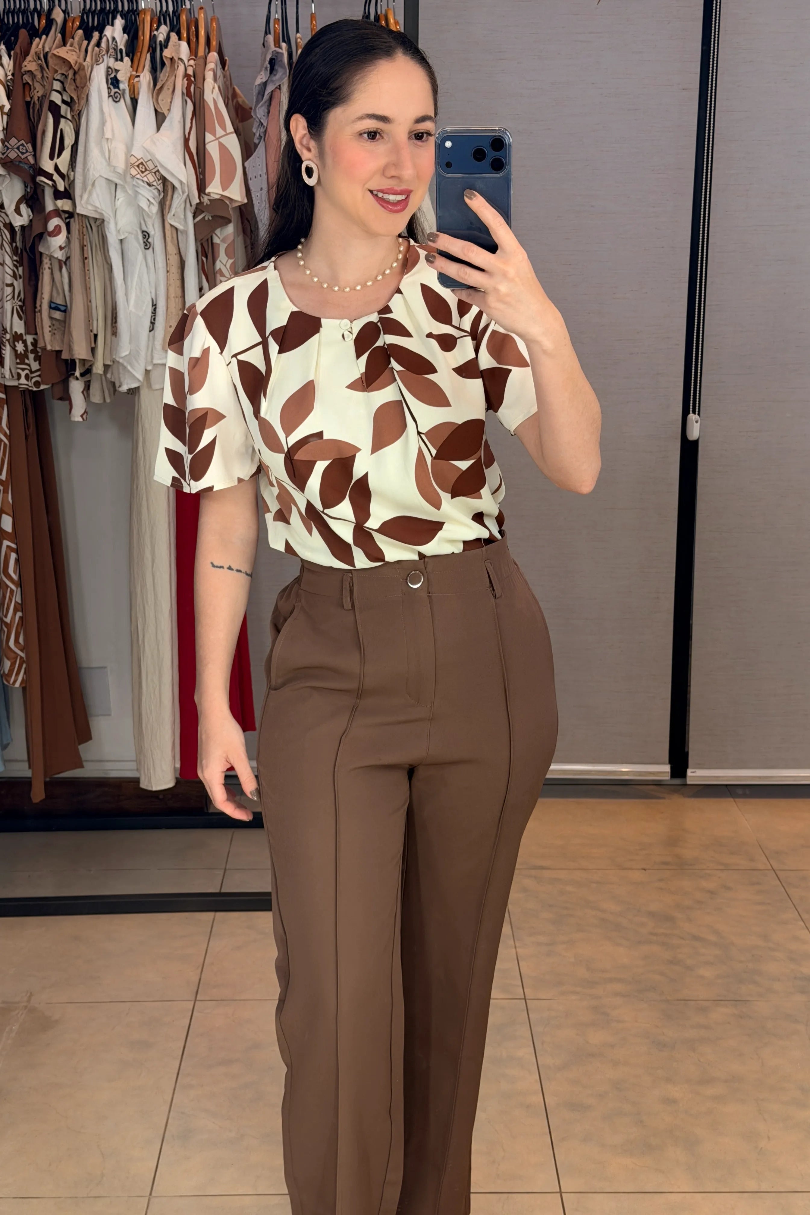 Conjunto: Blusa Manga Curta Estampada Folhagem Crepe Classic Joelma Marrom + Calça Pantalona Alfaiataria Botão Encapado Margareth Marrom