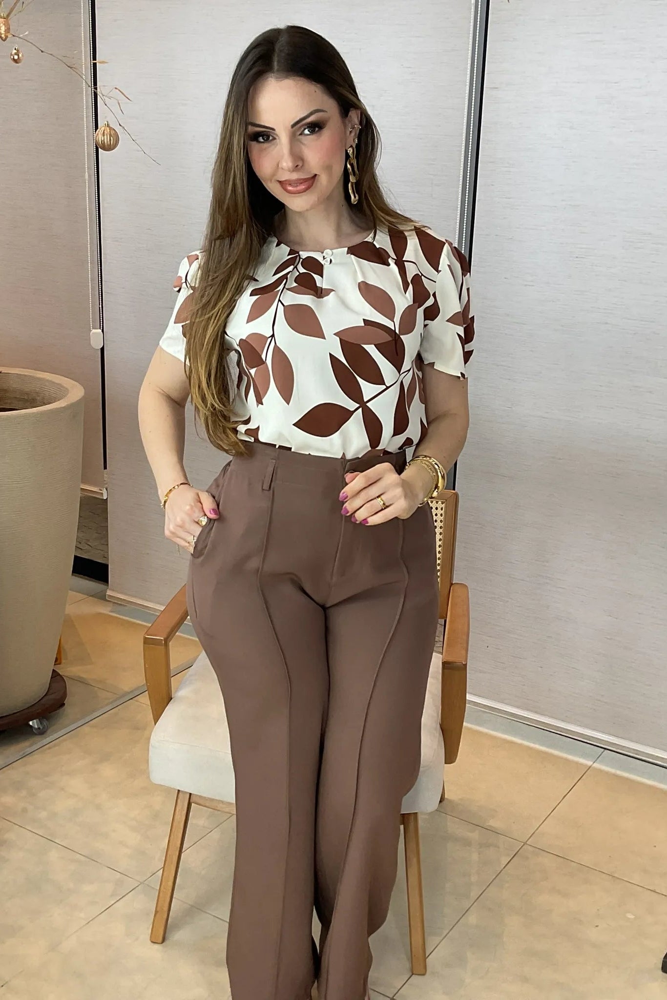 Conjunto: Blusa Manga Curta Estampada Folhagem Crepe Classic Joelma Marrom + Calça Pantalona Alfaiataria Botão Encapado Margareth Marrom