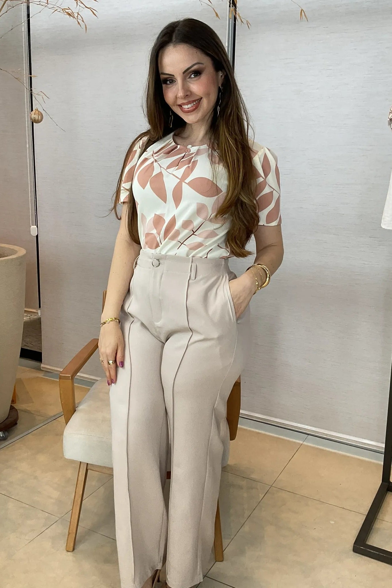 Conjunto: Blusa Manga Curta Estampada Folhagem Crepe Classic Joelma Rose + Calça Pantalona Alfaiataria Botão Encapado Margareth Creme