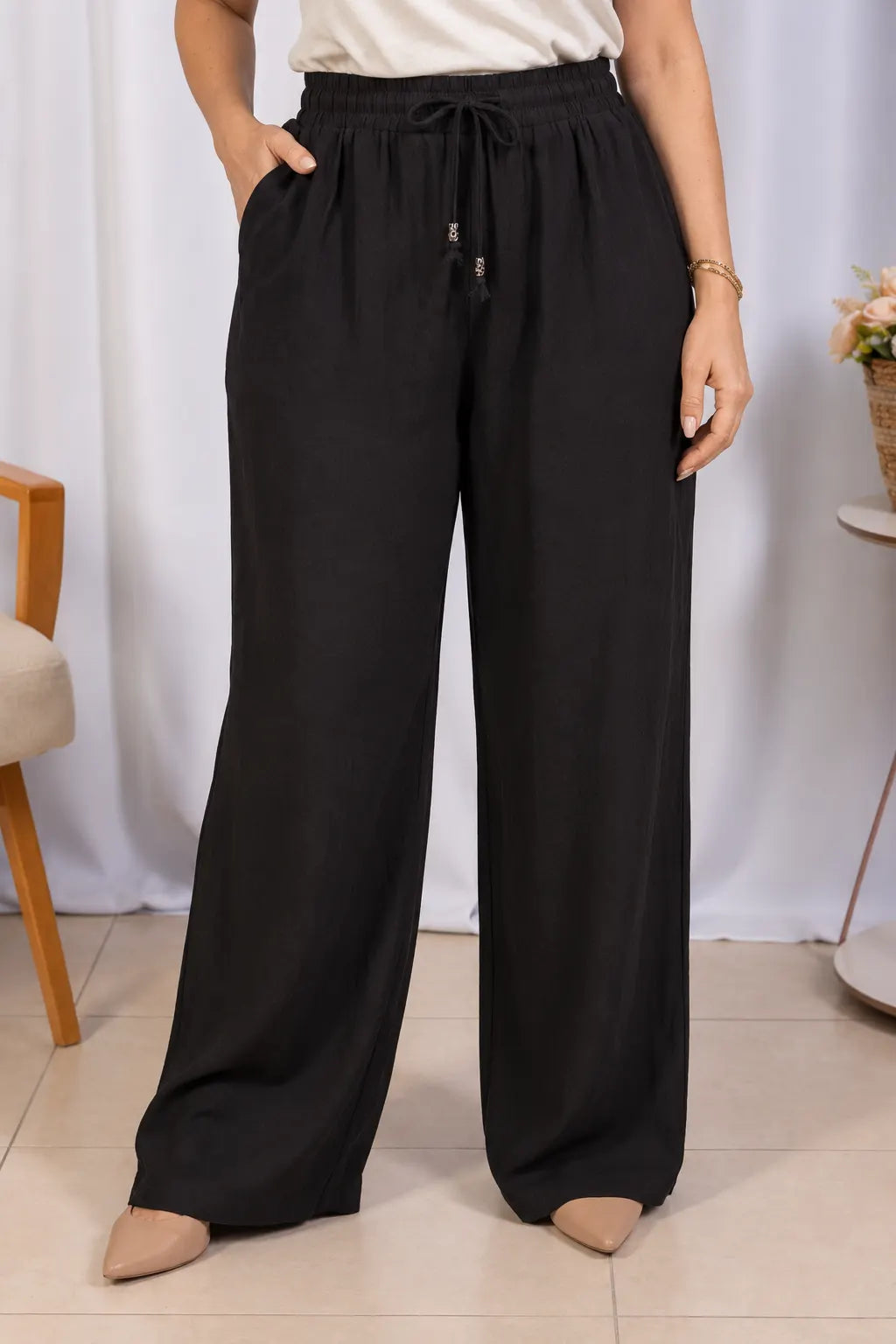 Calça Pantalona em Algodão Rústico com Aplique na Amarração Josefina Preta