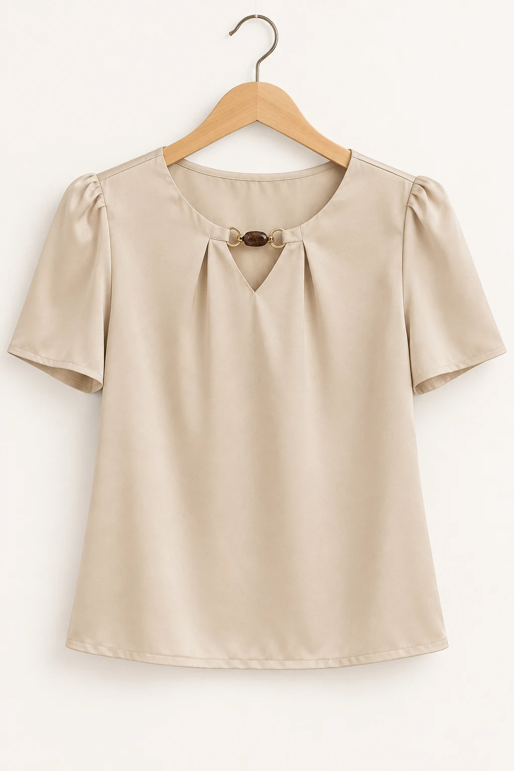Blusa Manga Curta Poly Silk Detalhe Colo Lauane Bege