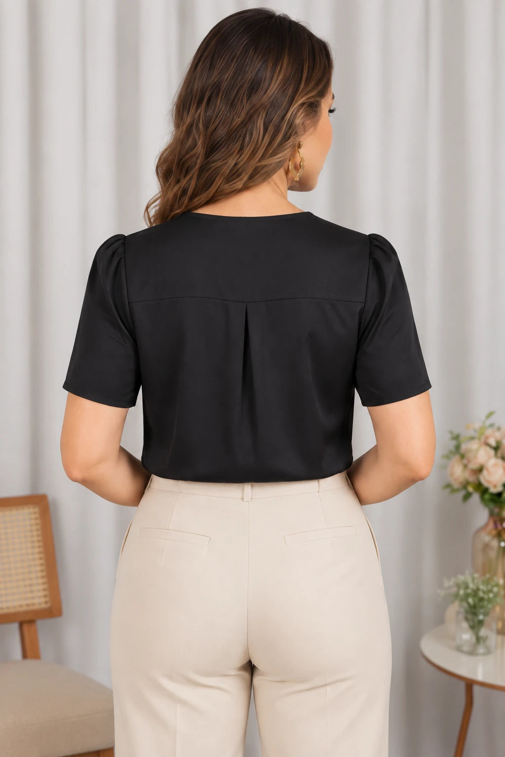 Blusa Manga Curta Poly Silk Detalhe Colo Lauane Preta